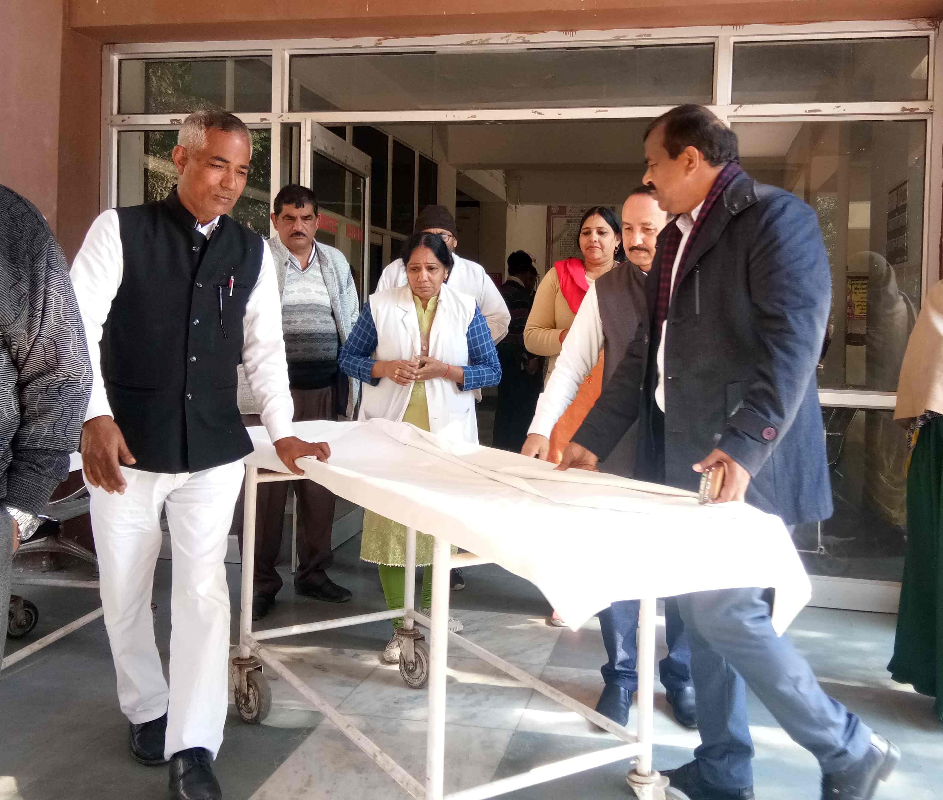 आपातकालीन सेवा के मुख्य गेट पर लगे स्ट्रेचर हटाते सीमएओ संतलाल वर्मा।