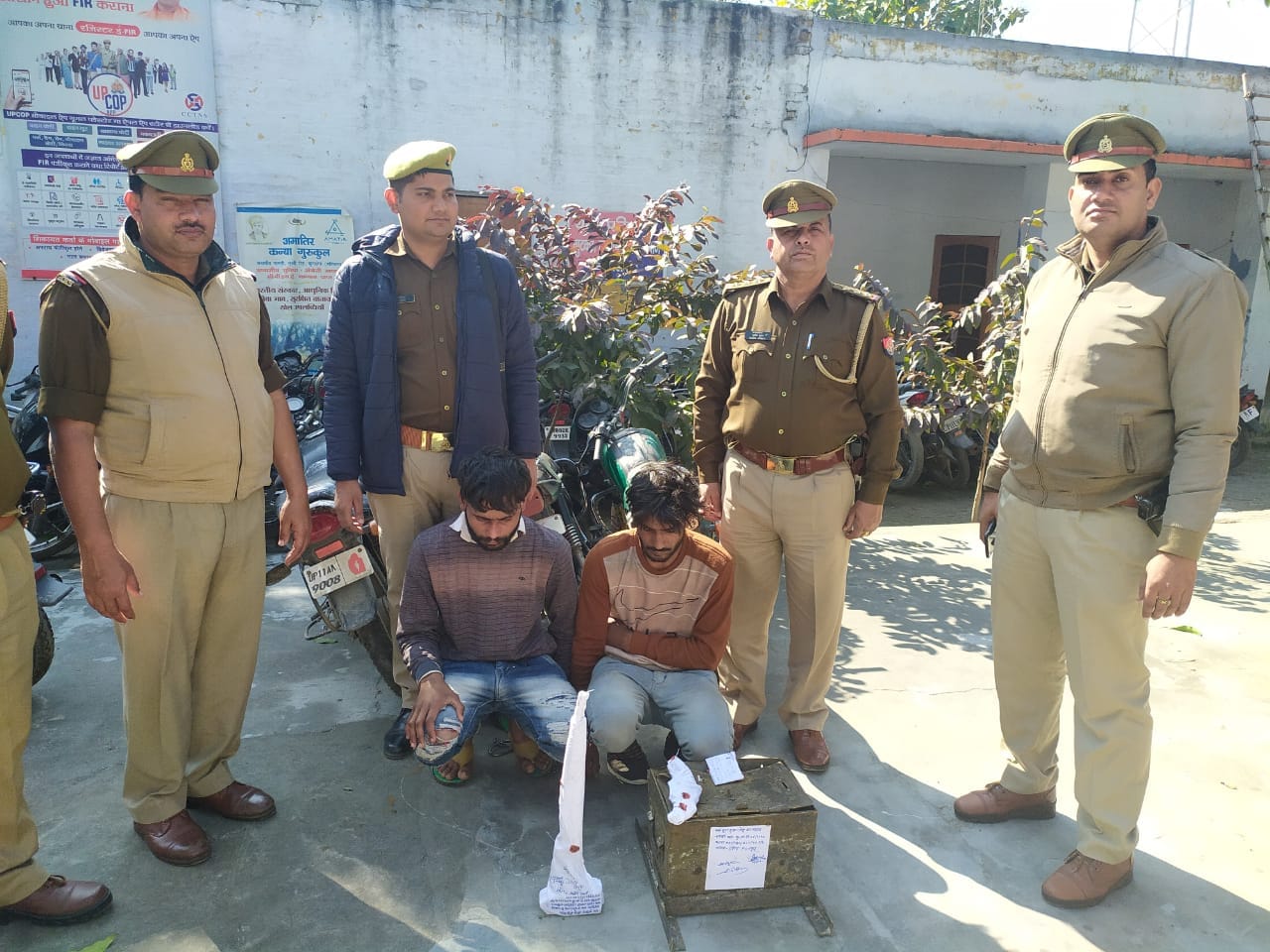 बरामद सामान के साथ पकड़े गये आरोपी। बरामद सामान के साथ पकड़े गये आरोपी।