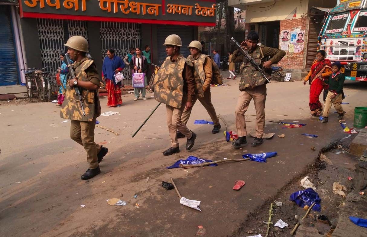 कुंडा में बहुजन क्रांति मोर्चा के प्रदर्शन के दौरान बवाल के बाद पैदल मार्च करती पुलिस। कुंडा में बहुजन क्रांति मोर्चा के प्रदर्शन के दौरान बवाल के बाद पैदल मार्च करती पुलिस।