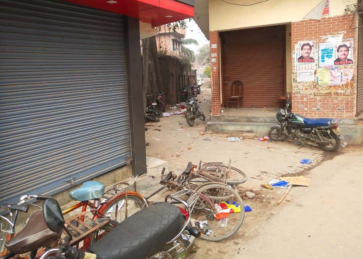 कुंडा में बहुजन क्रांति मोर्चा द्वारा पथराव के दौरान हुई भगदड़ में गिरी साइकिल क्षतिग्रस्त मोटर कुंडा में बहुजन क्रांति मोर्चा द्वारा पथराव के दौरान हुई भगदड़ में गिरी साइकिल क्षतिग्रस्त मोटर