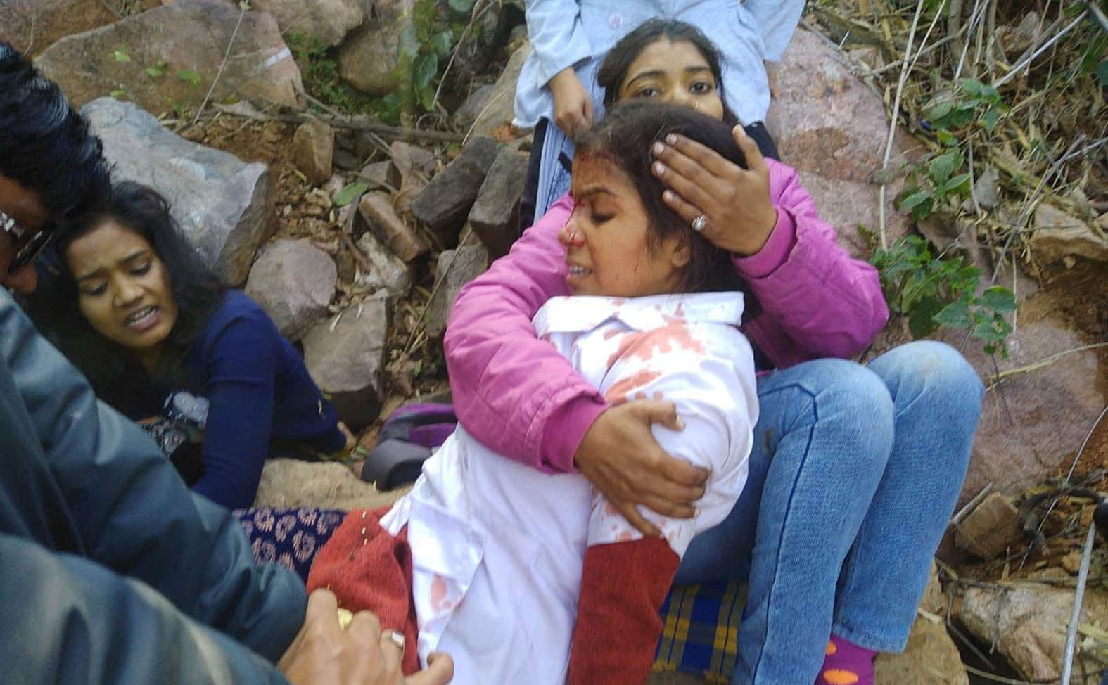 मैजिक से बाहर निकाली गईं घायल स्वास्थ्य कर्मी। मैजिक से बाहर निकाली गईं घायल स्वास्थ्य कर्मी।