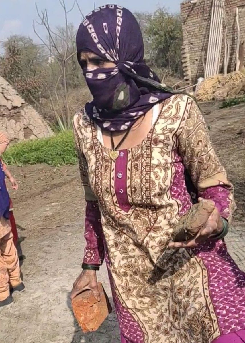 कब्जे हटाने का विरोध कर रही महिला हाथो में ईंट उठाए हुए । कब्जे हटाने का विरोध कर रही महिला हाथो में ईंट उठाए हुए ।