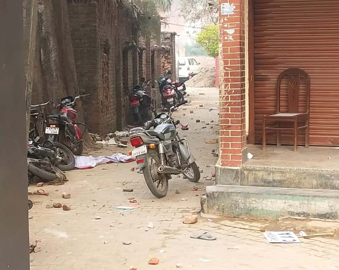 कुंडा में बहुजन क्रांति मोर्चा के कार्यकर्ताओं द्वारा पथराव के बाद रोड पर बिखरे ईट पत्थर। कुंडा में बहुजन क्रांति मोर्चा के कार्यकर्ताओं द्वारा पथराव के बाद रोड पर बिखरे ईट पत्थर।