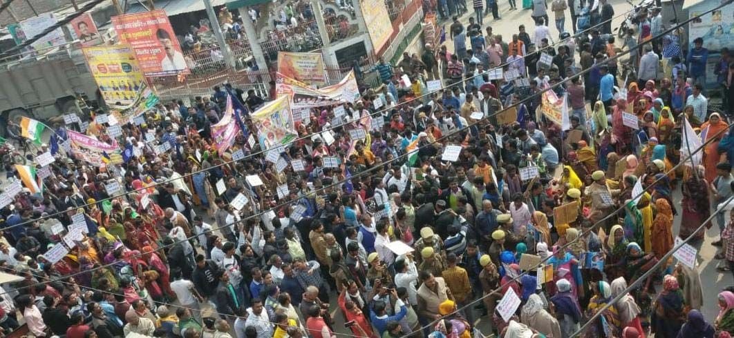सीएए के विरोध में लालगंज के इंदिरा चौक में उमड़ी भीड़। सीएए के विरोध में लालगंज के इंदिरा चौक में उमड़ी भीड़।