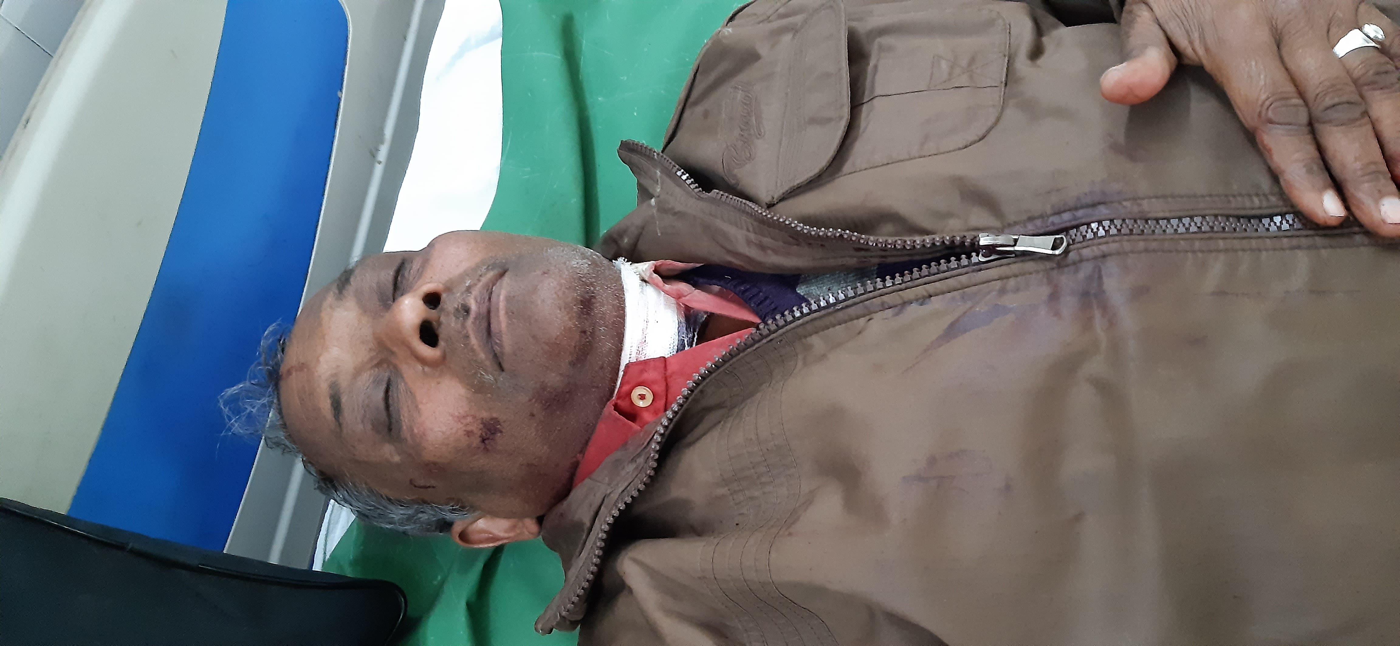 चाइनीज मांझे की चपेट में आक घायल हुआ चंद्रपाल चाइनीज मांझे की चपेट में आक घायल हुआ चंद्रपाल