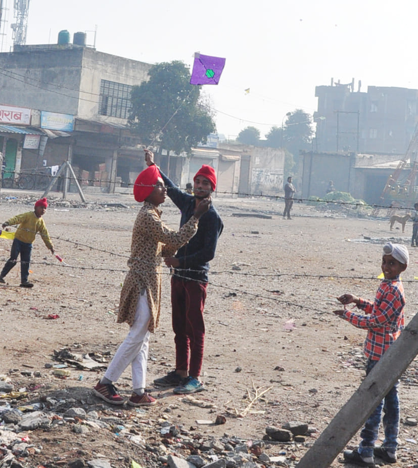 इन्द्रा कॉलोनी में वसंत पंचमी पर पतंग उड़ते सिक्ख युवक इन्द्रा कॉलोनी में वसंत पंचमी पर पतंग उड़ते सिक्ख युवक