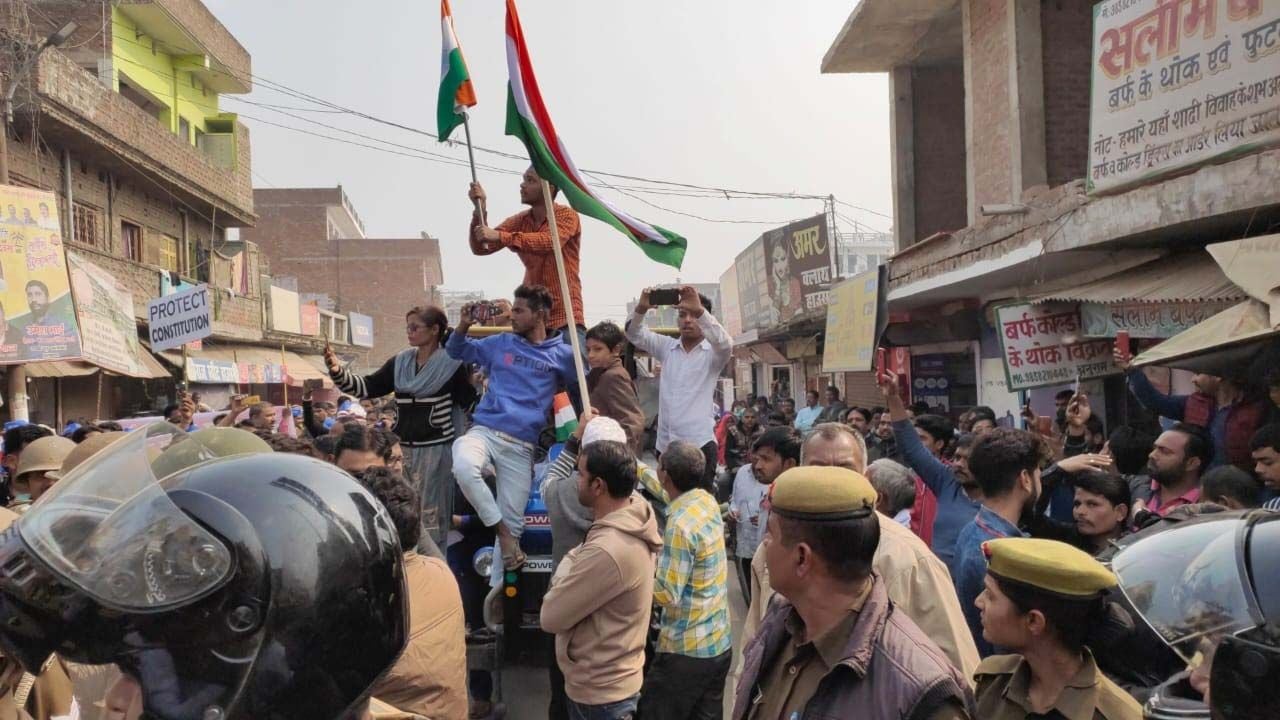 कुंडा के मेन चौराहा पर जाम लगाकर प्रदर्शन करते बहुजन क्रांति मोर्चा के लोग। कुंडा के मेन चौराहा पर जाम लगाकर प्रदर्शन करते बहुजन क्रांति मोर्चा के लोग।