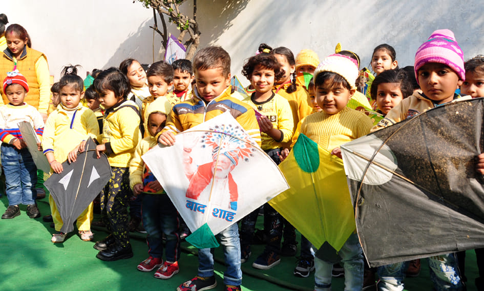 रटिल एंजल्स स्कूल में वसंत पंचमी मनाते बच्चे रटिल एंजल्स स्कूल में वसंत पंचमी मनाते बच्चे