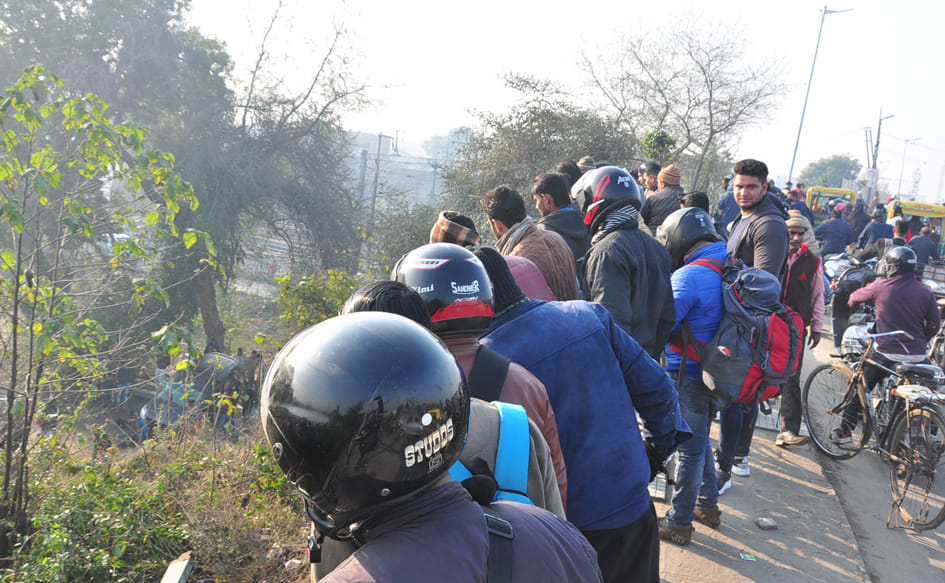 सहारनपुर में कोर्ट रोड पुल ग्रील तोड़कर रेलवे कॉलोनी में गिरी कार को देखती लोग