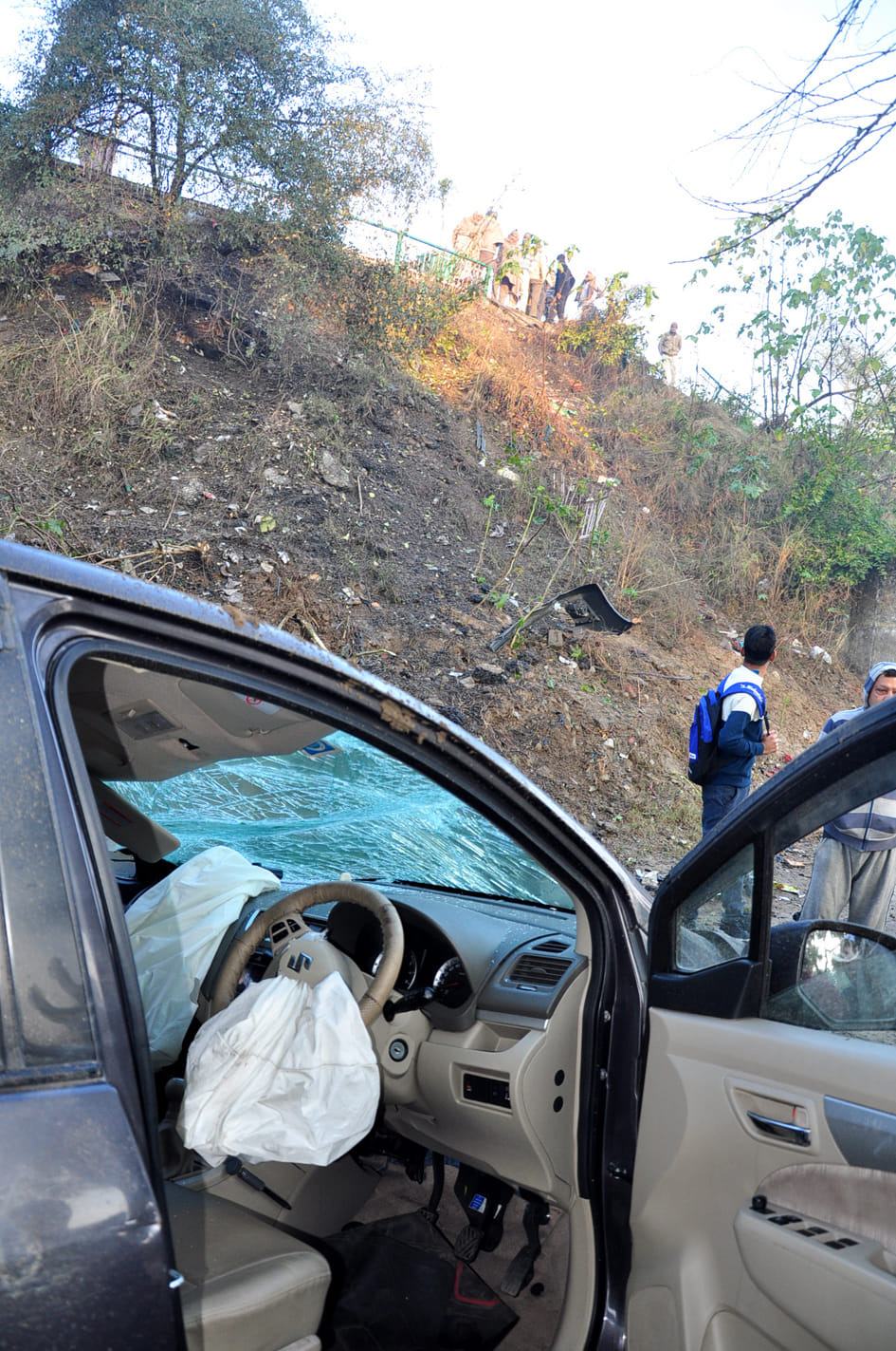 हारनपुर में कोर्ट रोड पुल ग्रील तोड़कर रेलवे कॉलोनी में गिरी कार