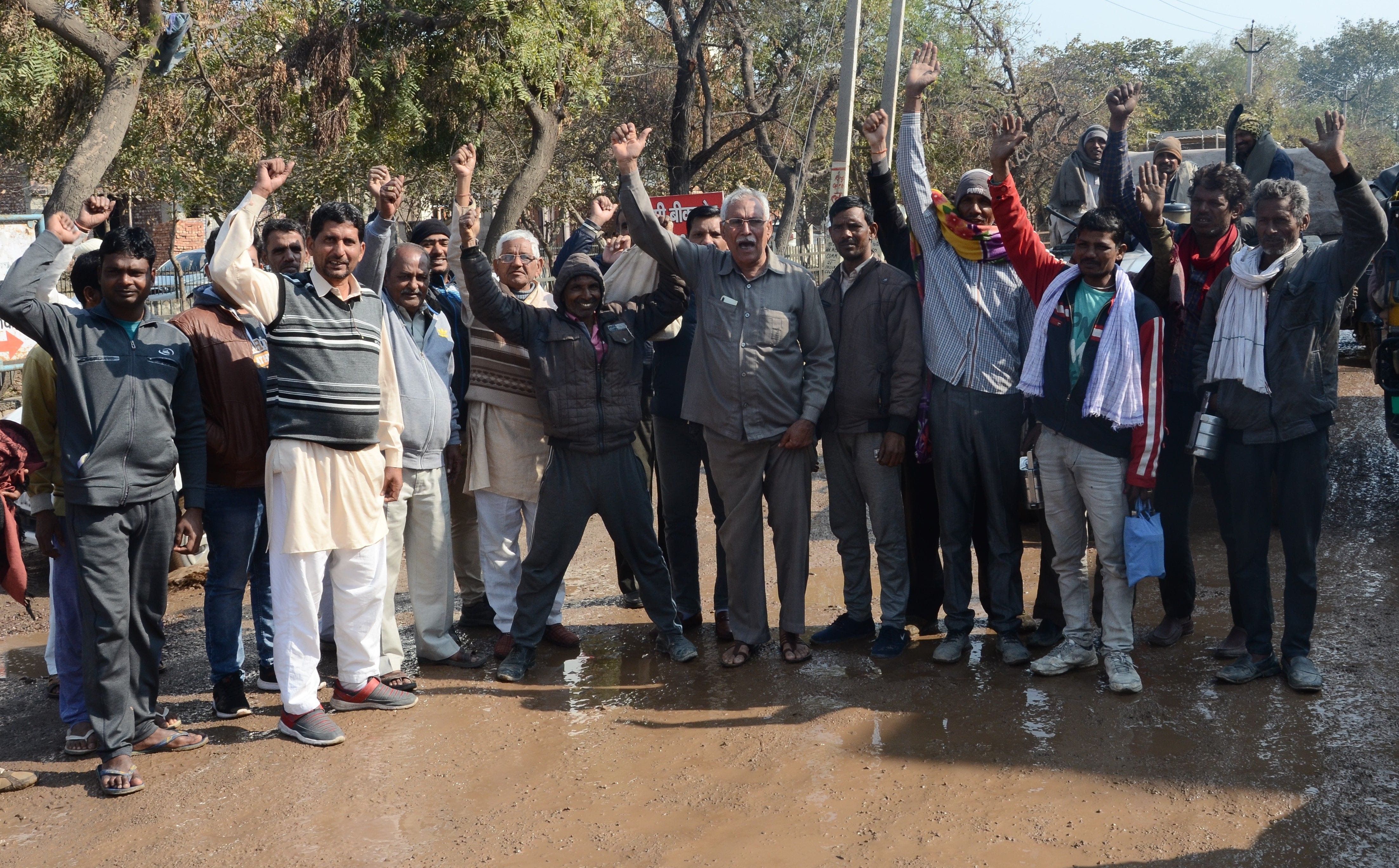 सड़क निर्माण की मांग को लेकर जाम लगाकर प्रशासन के खिलाफ रोष व्यक्त करते क्षेत्रवासी। संवाद न्यू? सड़क निर्माण की मांग को लेकर जाम लगाकर प्रशासन के खिलाफ रोष व्यक्त करते क्षेत्रवासी। संवाद न्यू?
