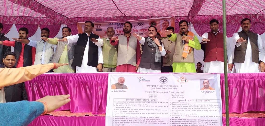 कालाकांकर घाट पर निर्मल गंगा के लिए लोगों को शपथ दिलाते सांसद विनोद सोनकर।