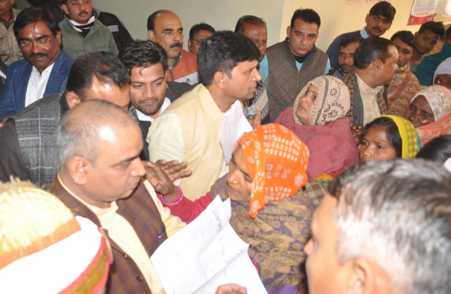 ामली कलेक्ट्रेट में प्रभारी मंत्री को शिकायत करती महिलाएं ामली कलेक्ट्रेट में प्रभारी मंत्री को शिकायत करती महिलाएं