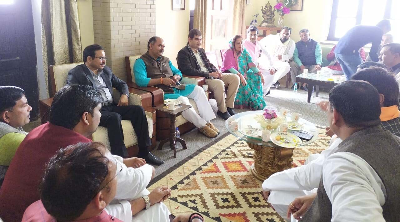 कालाकांकर में निरीक्षण के लिए पहुंचे जिलाधिकारी व सीडीओ।