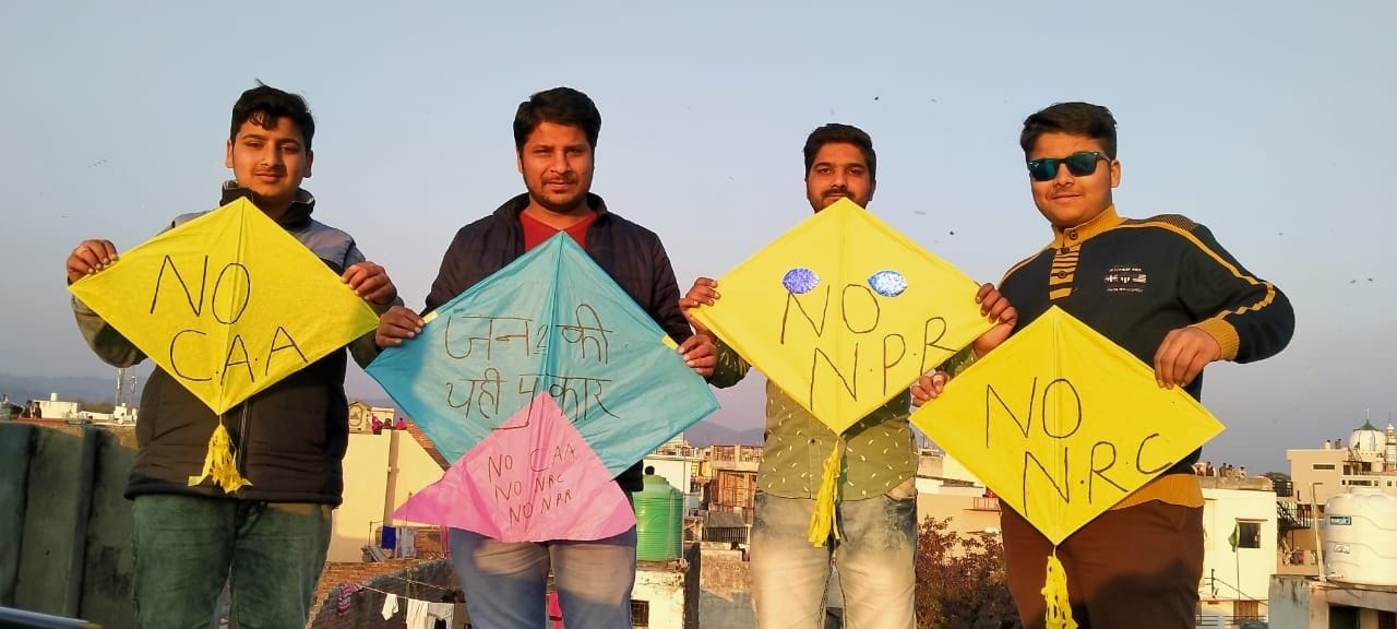 वसंत पंचमी पर ज्वालापुर में पतंग उड़ाने से पूर्व नागरिकता संशोधन बिल का विरोध करते युवक ।