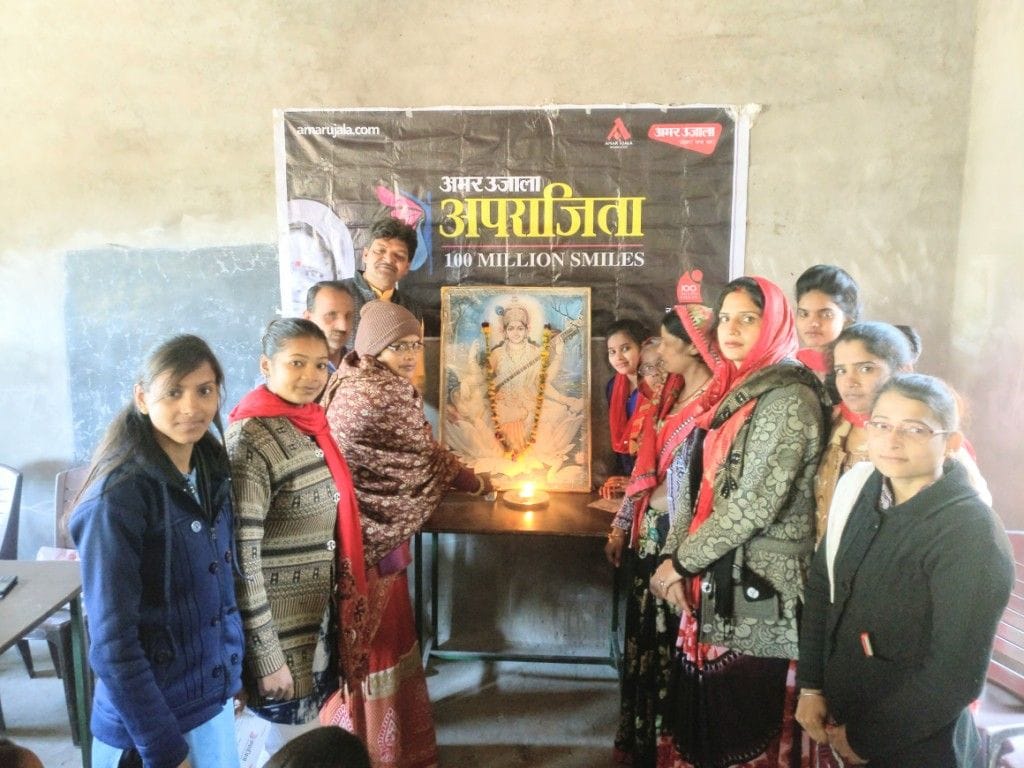 अपराजिता कार्यक्रम में मां सरस्वती के छविचित्र के आगे दीप प्रज्ज्वलित करते विद्यालय के प्रबंधक अपराजिता कार्यक्रम में मां सरस्वती के छविचित्र के आगे दीप प्रज्ज्वलित करते विद्यालय के प्रबंधक