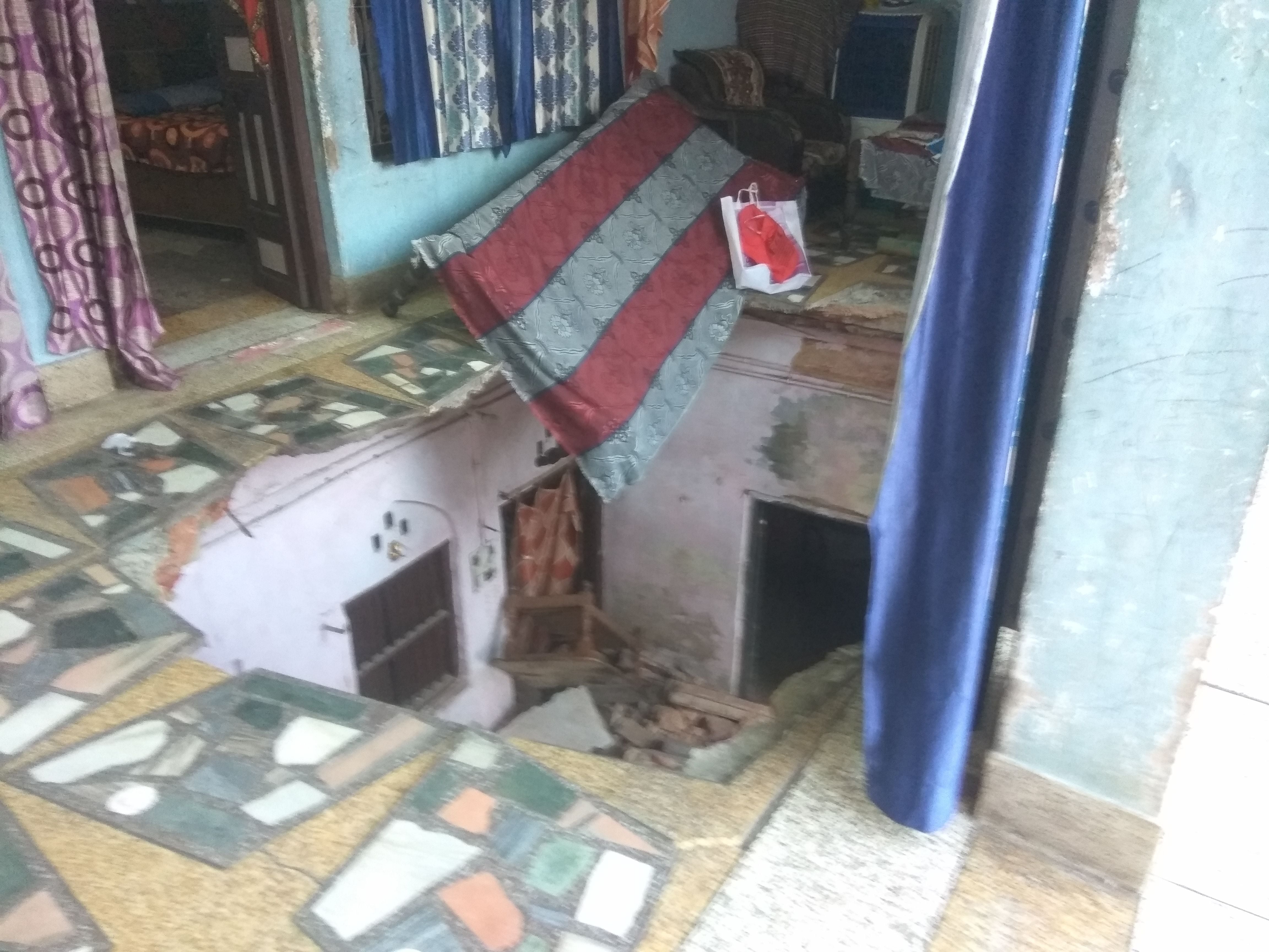 काशीपुर में गिरा हुआ मकान का लिंटर। संवाद न्यूज एजेंसी काशीपुर में गिरा हुआ मकान का लिंटर। संवाद न्यूज एजेंसी