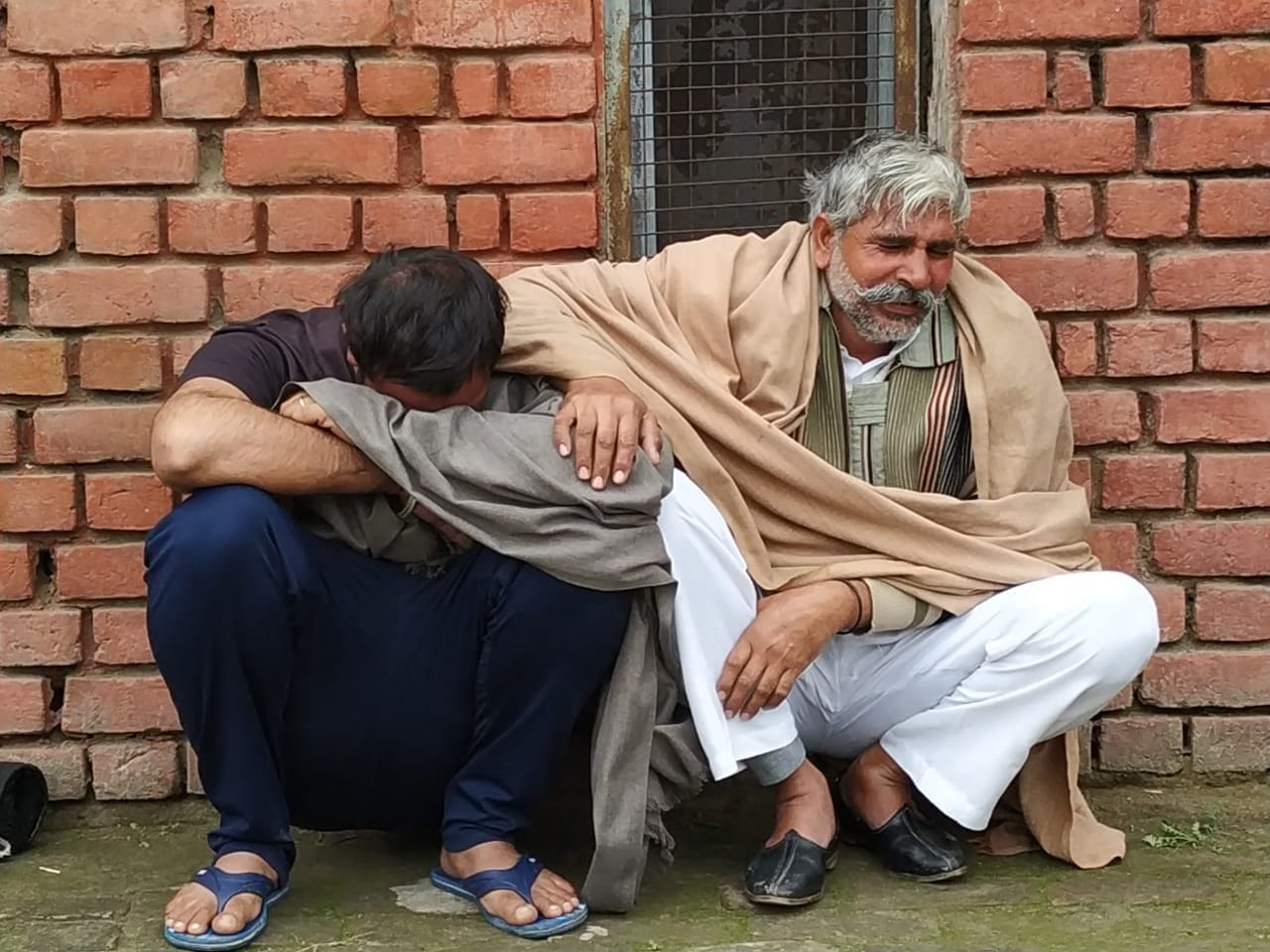 जींद के नागरिक अस्पताल में विलाप करते हादसे में मरने वाले कार सवाकों के परिजन। जींद के नागरिक अस्पताल में विलाप करते हादसे में मरने वाले कार सवाकों के परिजन।