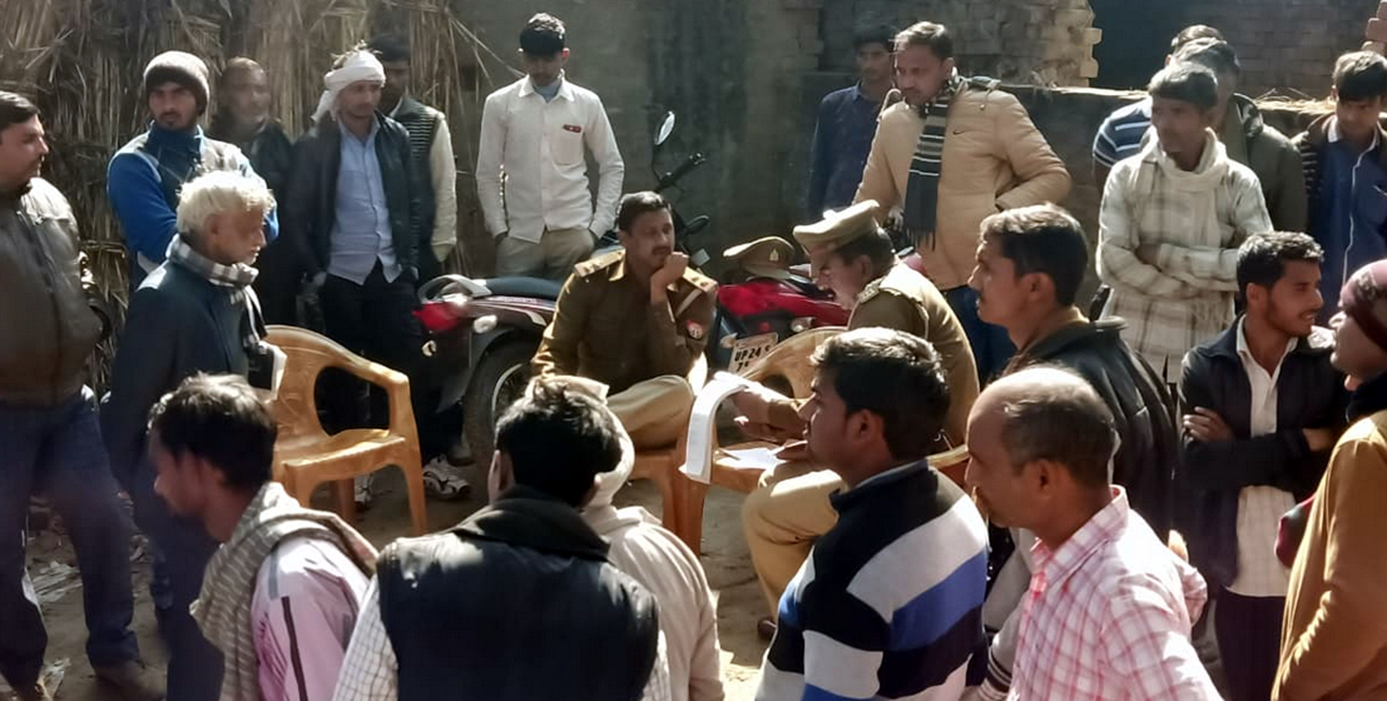 कासगंज के सहावर में विवाहिता की मौत के बाद पहुंची पुलिस पूछताछ करती कासगंज के सहावर में विवाहिता की मौत के बाद पहुंची पुलिस पूछताछ करती