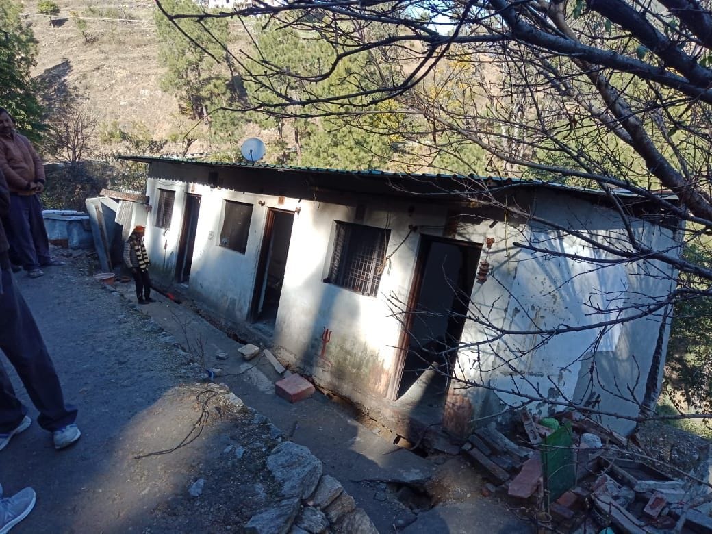 इस तरह से तिरछा हो गया है पर्यावरण मित्रों का कच्चा मकान। संवाद न्यूज एजेंसी इस तरह से तिरछा हो गया है पर्यावरण मित्रों का कच्चा मकान। संवाद न्यूज एजेंसी