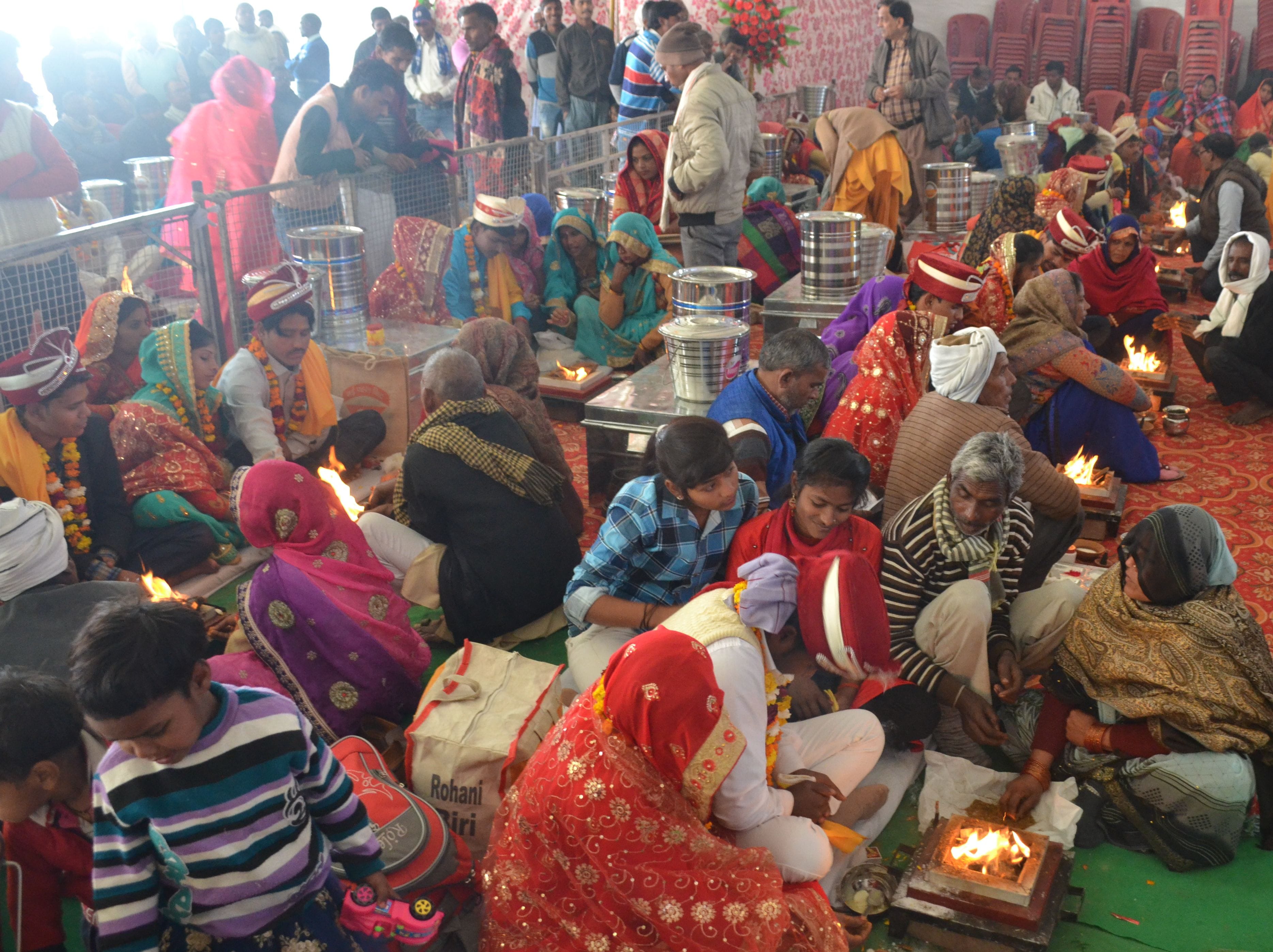 प्रदर्शनी पंडाल में आयोजित सामूहिक विवाह कार्यक्रम में हवन में आहूती देते मौजूद जोड़े- संवाद प्रदर्शनी पंडाल में आयोजित सामूहिक विवाह कार्यक्रम में हवन में आहूती देते मौजूद जोड़े- संवाद