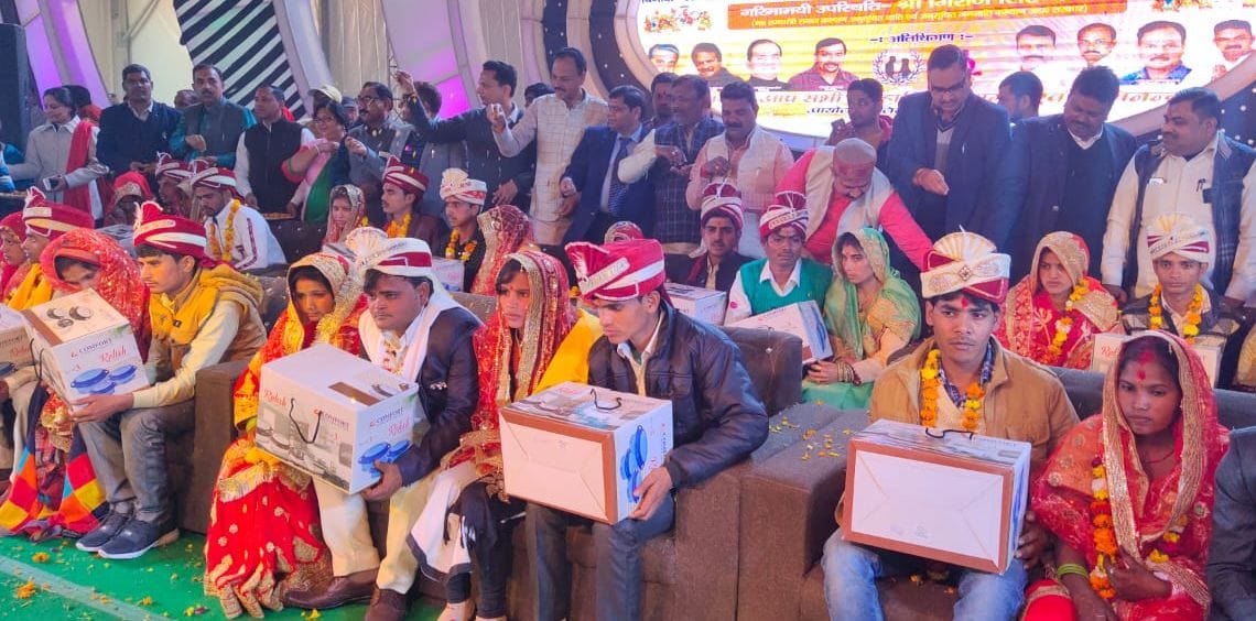 प्रदर्शनी पंडाल में आयोजित सामूहिक विवाह कार्यक्रम में मौजूद विवाहित जाड़ों को आर्शीवाद देते व? प्रदर्शनी पंडाल में आयोजित सामूहिक विवाह कार्यक्रम में मौजूद विवाहित जाड़ों को आर्शीवाद देते व?