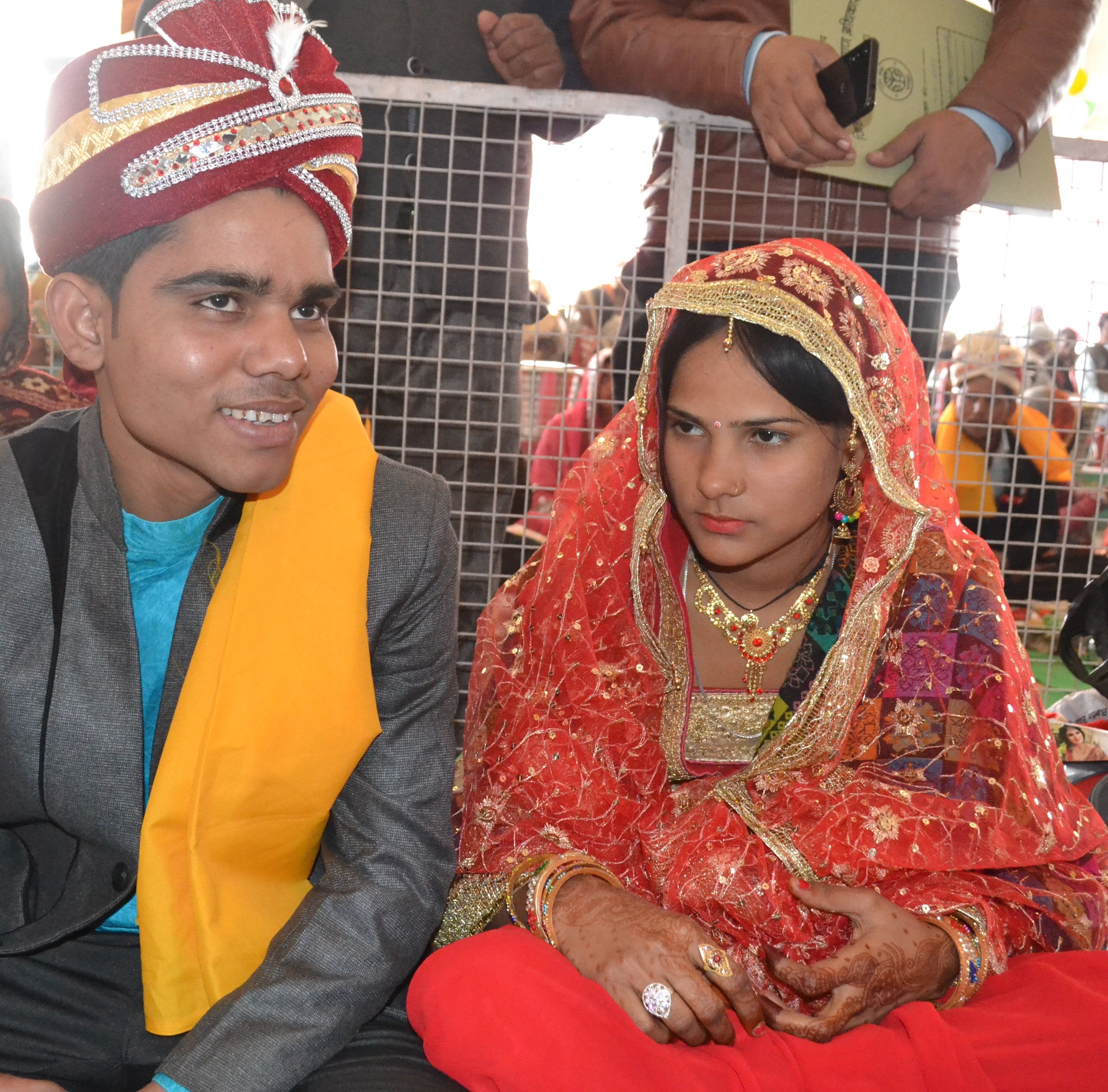 प्रदर्शनी पंडाल में आयोजित सामूहिक विवाह कार्यक्रम में मौजूद जोड़ा- संवाद प्रदर्शनी पंडाल में आयोजित सामूहिक विवाह कार्यक्रम में मौजूद जोड़ा- संवाद