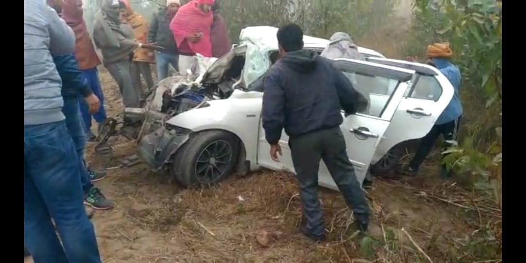 स्कूल बस के साथ हुई टक्कर में बुरी तरह से क्षतिग्रस्त हुई कार को देखते हुए लोग। स्कूल बस के साथ हुई टक्कर में बुरी तरह से क्षतिग्रस्त हुई कार को देखते हुए लोग।