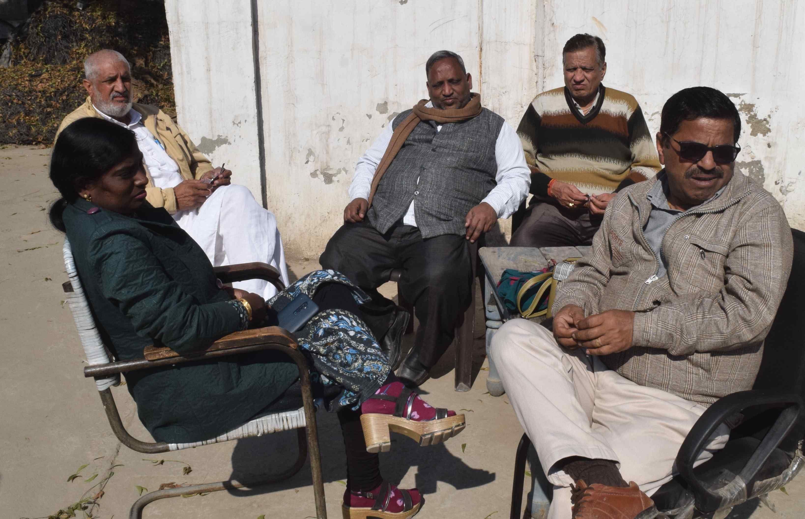 माल गोदाम रोड स्थित फूड एंड सप्लाई विभाग के गोदाम में अंकुरित प्याज देख कर नहीं उतरवायी प्याज, इ? माल गोदाम रोड स्थित फूड एंड सप्लाई विभाग के गोदाम में अंकुरित प्याज देख कर नहीं उतरवायी प्याज, इ?
