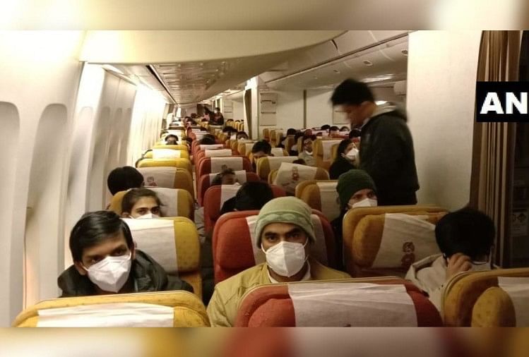 कोरोनावायरसः वुहान से 324 भारतीय यात्रियों के पहले जत्थे ने स्वदेश वापसी को भरी उड़ान शुक्रवार देर रात एयर इंडिया के विशेष विमान ने वुहान से 324 भारतीय यात्रियों के पहले जत्थे को स्वदेश लाने के लिए उड़ान भरी।