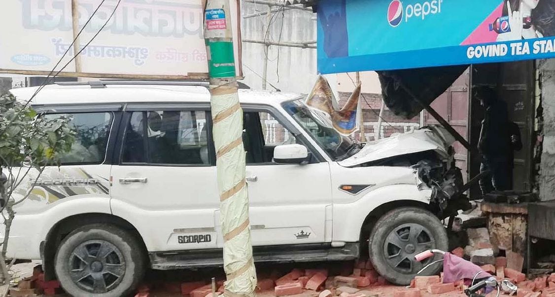 अनियंत्रित हुई स्कारपियो कार दुकान में घुसी हुई। अनियंत्रित हुई स्कारपियो कार दुकान में घुसी हुई।