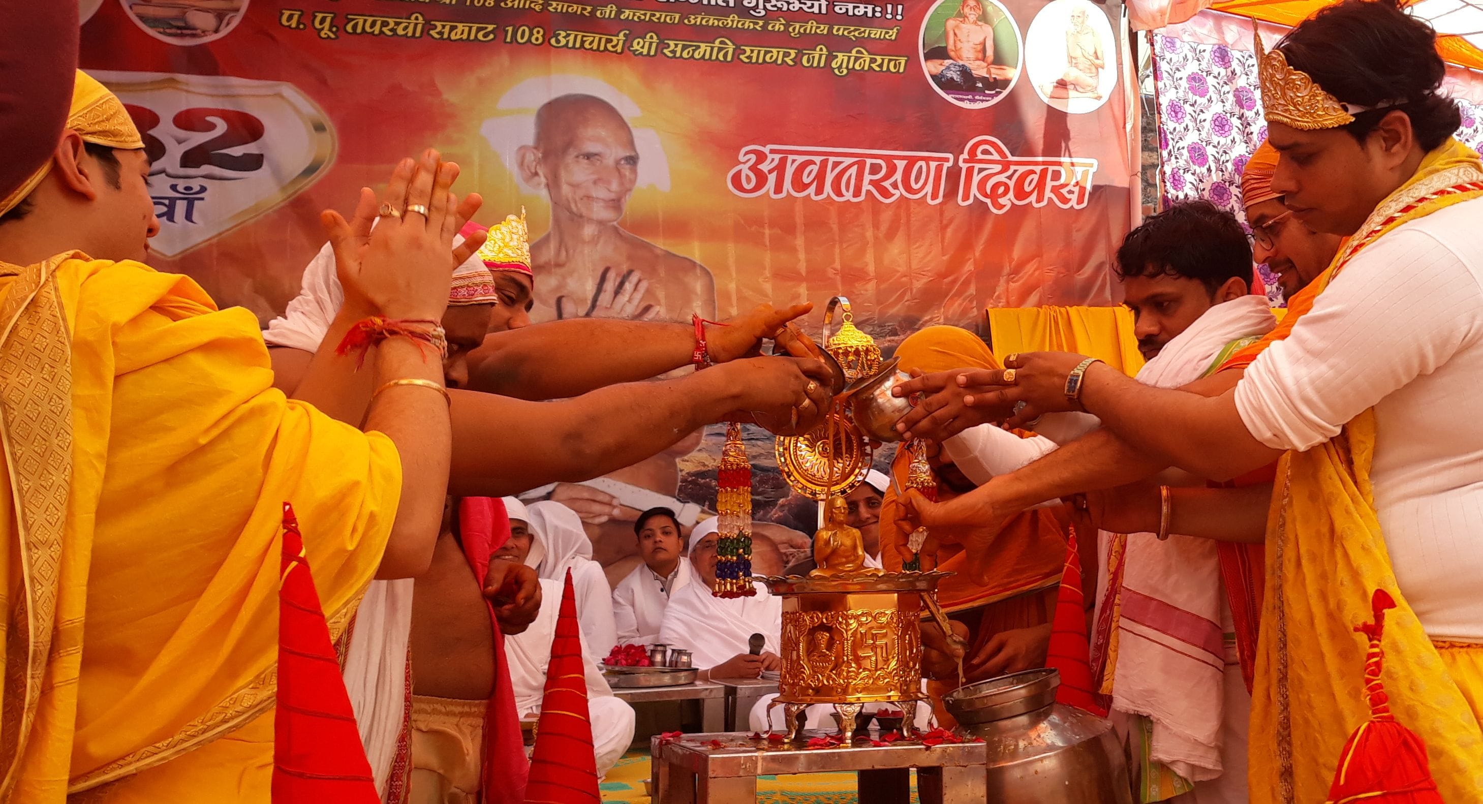 गांव फफोतू स्थित जैन मंदिर में पूजा अर्चना करते श्रद्घालु- संवाद