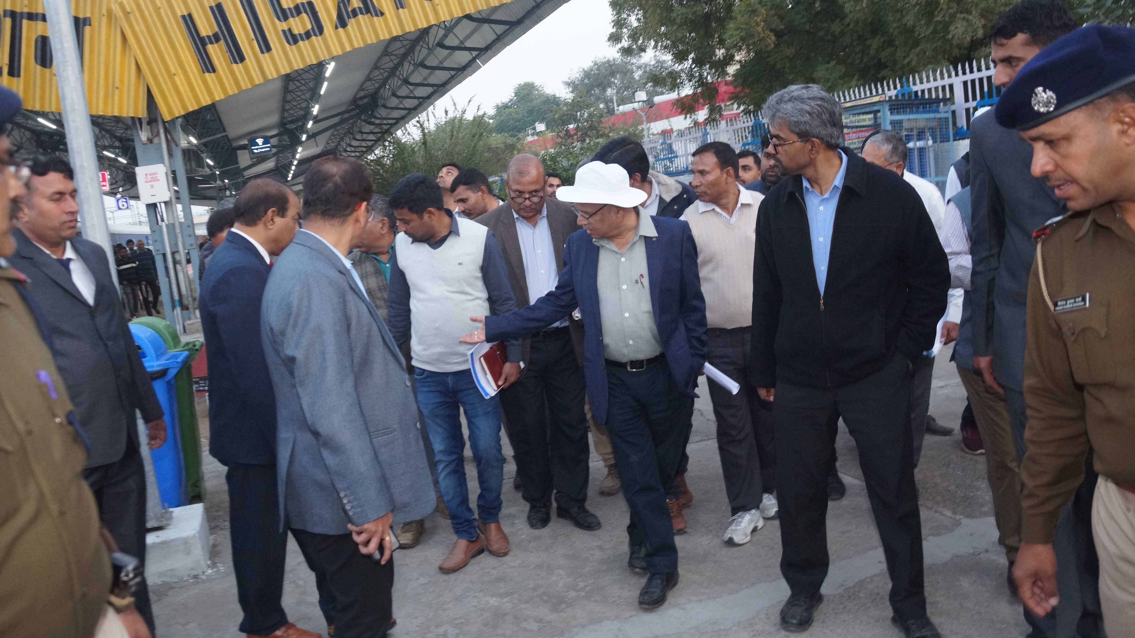 जीएम आनंद प्रकाश प्लेट फार्म पर लगी स्ट्रीट लाइट के बेस को ठीक करने का आदेश देते हुए। जीएम आनंद प्रकाश प्लेट फार्म पर लगी स्ट्रीट लाइट के बेस को ठीक करने का आदेश देते हुए।