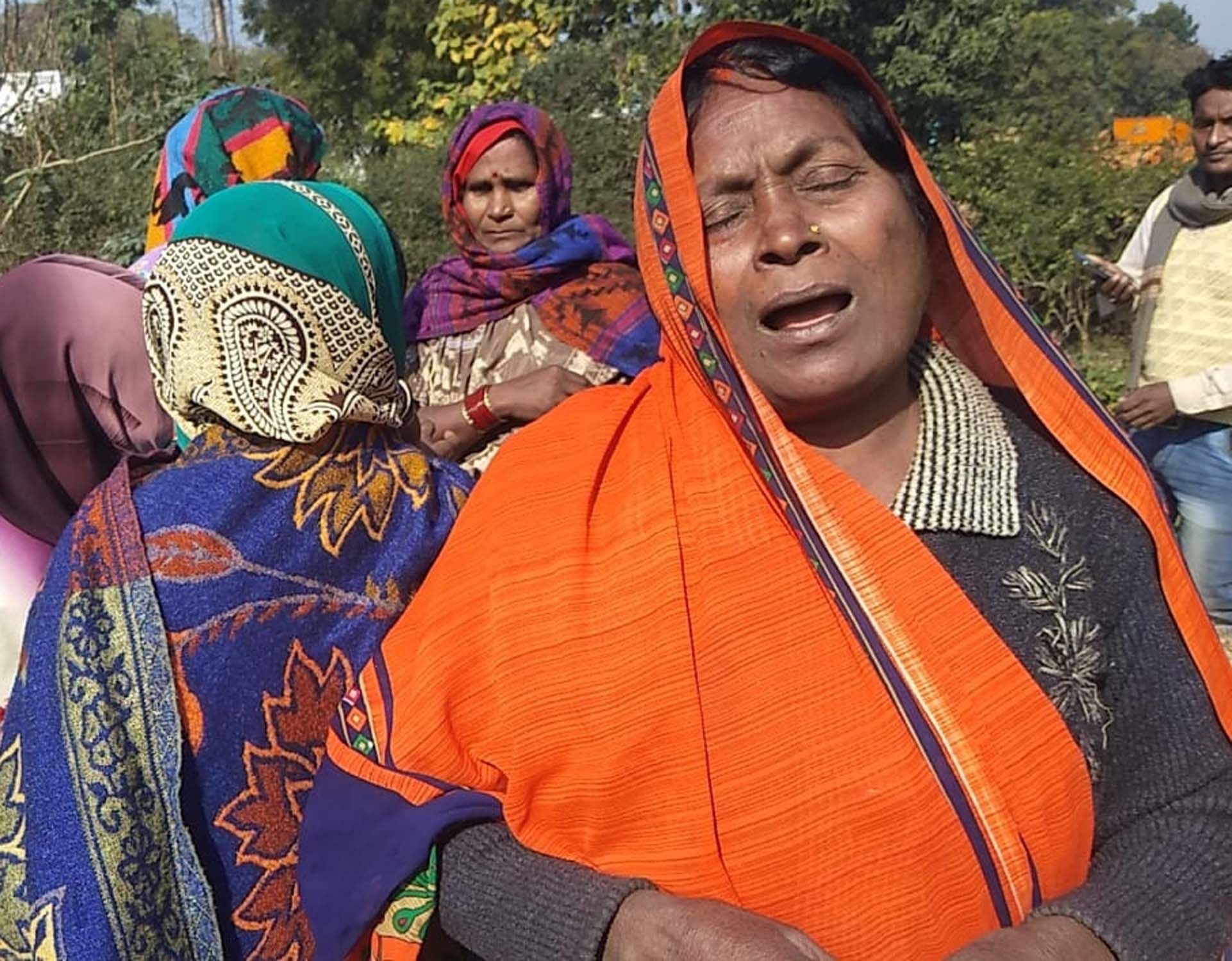 कंधई थाना क्षेत्र के पुरे बाबू गांव में विवाहिता का शव मिलने के बाद बिलखते परिजन।