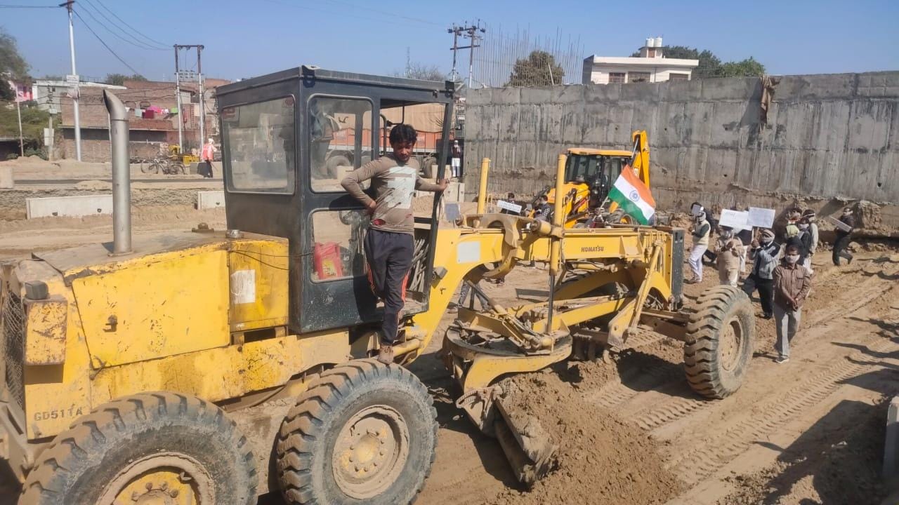 हाईवे का काम को रुकवाते पीड़ित हाईवे का काम को रुकवाते पीड़ित