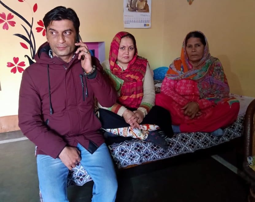 शामली क्षेत्र के गांव कुडाना चीन में रह रहे अपने भाई विकास से फोन पर बात करता हुआ