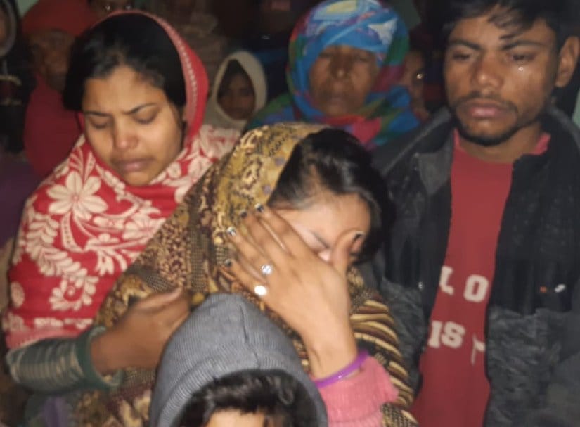 शामली अग्निकांड: कांधला के मौहल्ला रायजादागान में विलाप करते मृतक के परिजन शामली अग्निकांड: कांधला के मौहल्ला रायजादागान में विलाप करते मृतक के परिजन