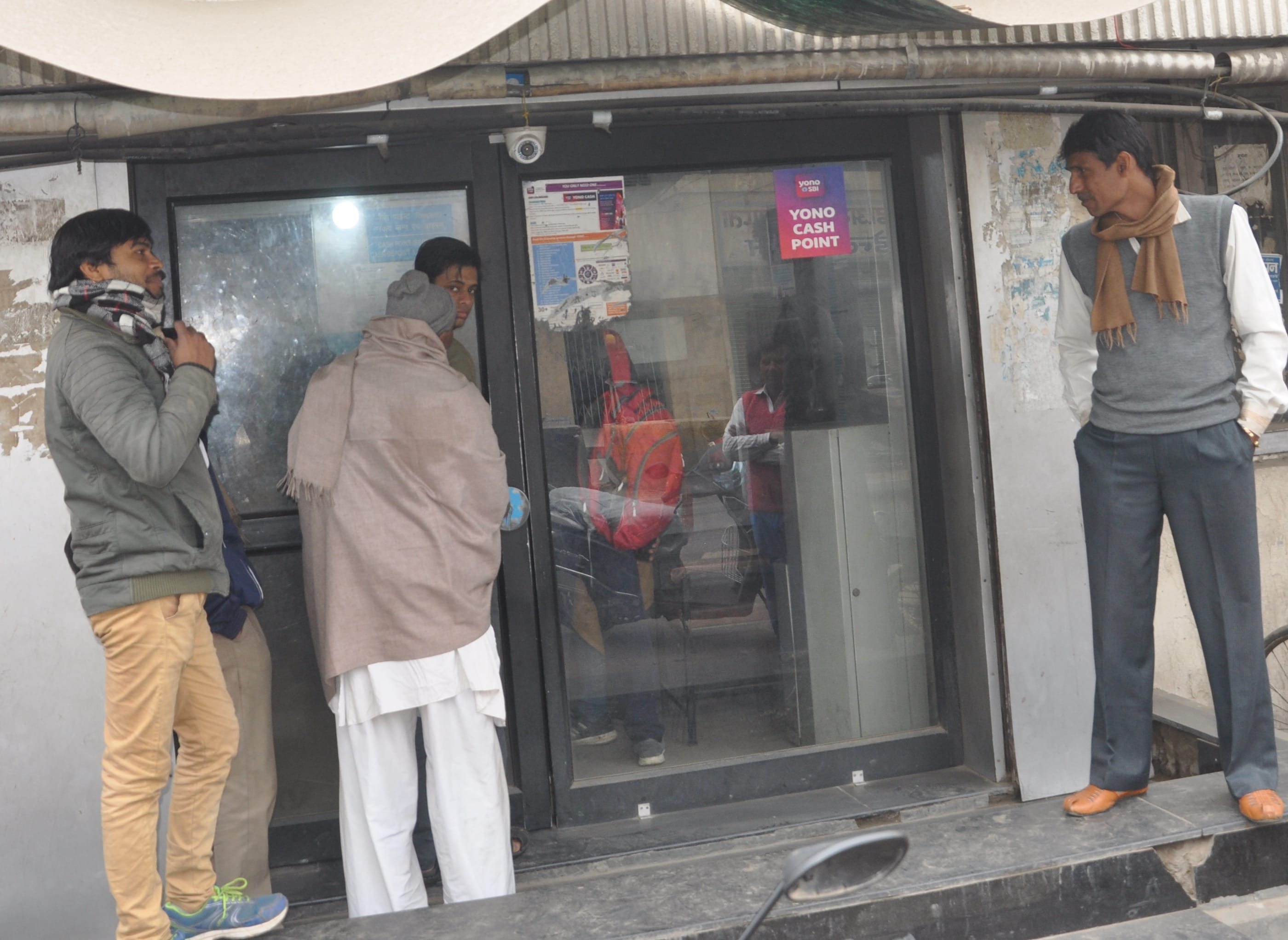 शामली स्टेट बैंक के एटीएम पर लगी भीड़