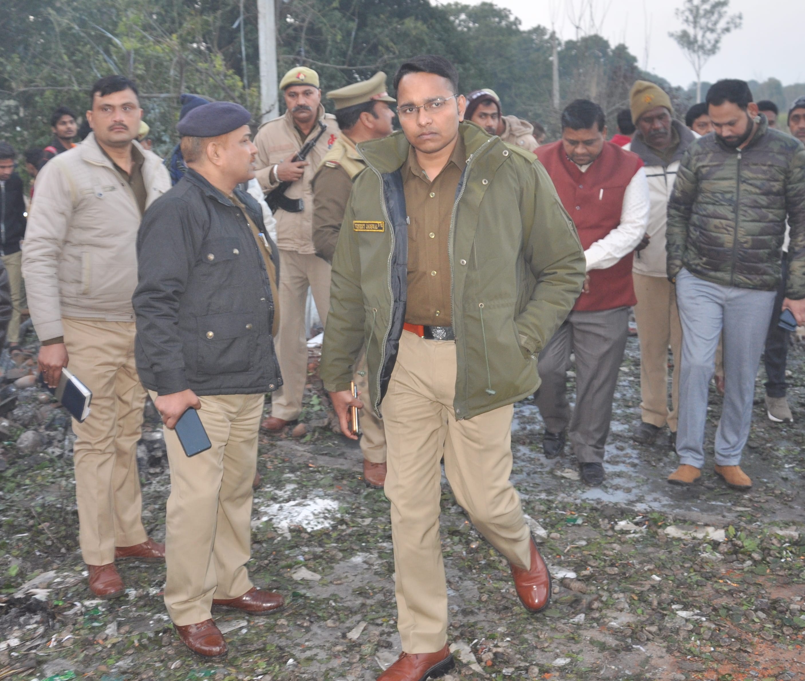 कांधला पटाखा फैक्टरी में विस्फोट के बाद घटना की जानकारी लेते एसपी विनीत जायसवाल व एएसपी राजेश श? कांधला पटाखा फैक्टरी में विस्फोट के बाद घटना की जानकारी लेते एसपी विनीत जायसवाल व एएसपी राजेश श?