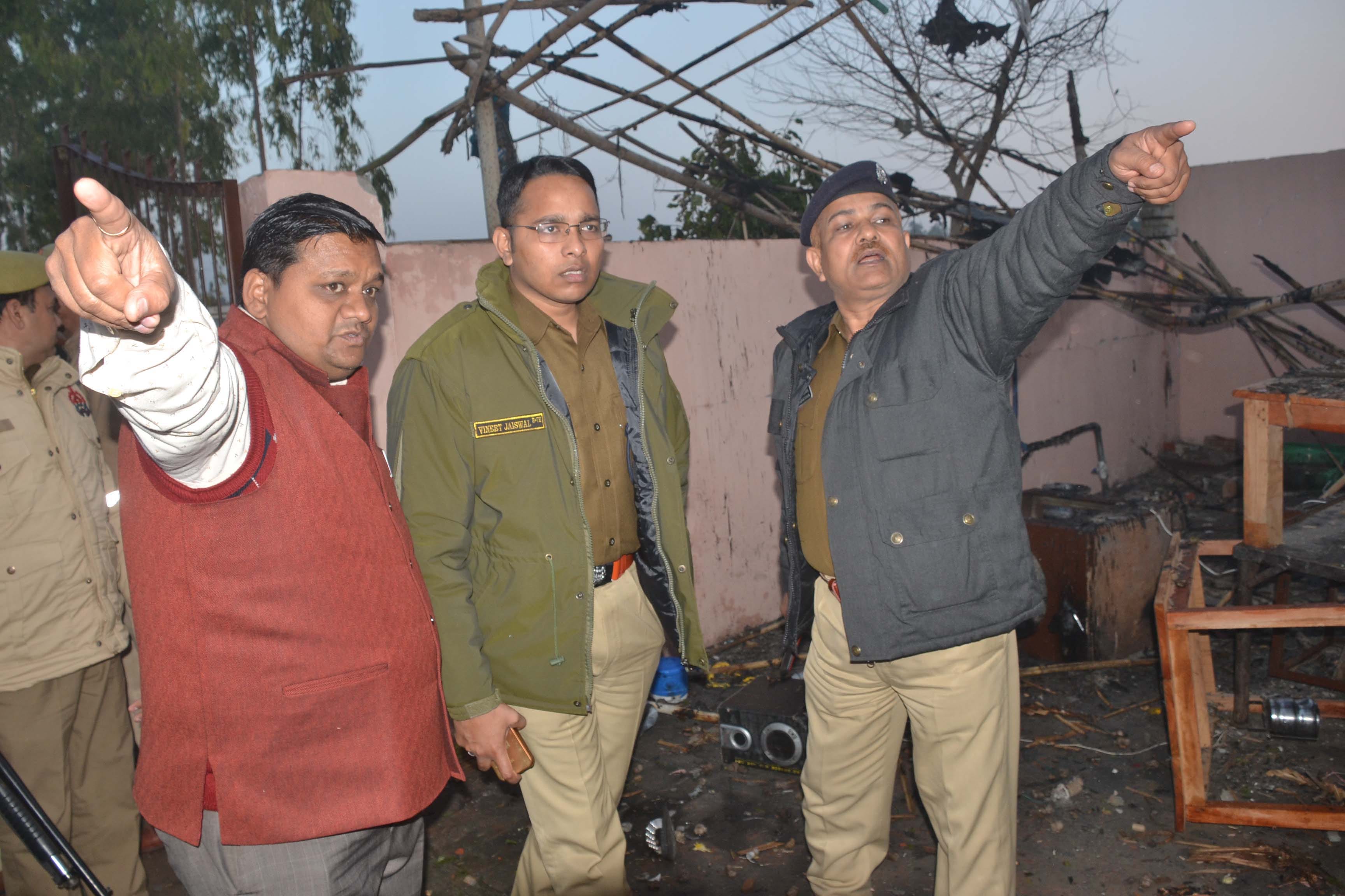 कांधला पटाखा फैक्ट्री में विस्फोट के बाद घटना की जानकारी लेते एसपी विनीत जायसवाल व एएसपी राजेश ? कांधला पटाखा फैक्ट्री में विस्फोट के बाद घटना की जानकारी लेते एसपी विनीत जायसवाल व एएसपी राजेश ?