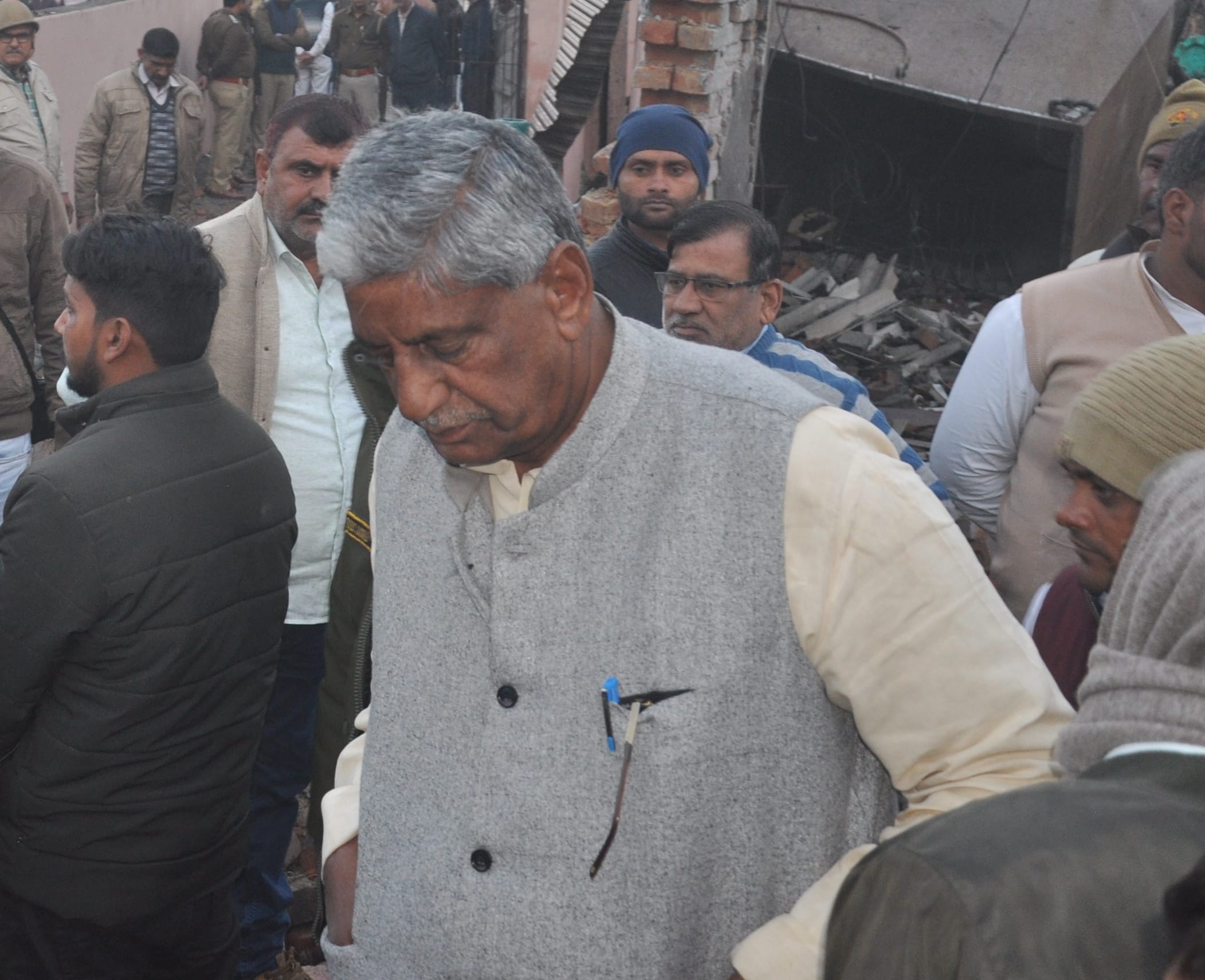 कांधला पटाखा फैक्ट्री में विस्फोट के बाद घटना की जानकारी लेने पहुचे एमएलसी विरेन्द्र सिंह कांधला पटाखा फैक्ट्री में विस्फोट के बाद घटना की जानकारी लेने पहुचे एमएलसी विरेन्द्र सिंह