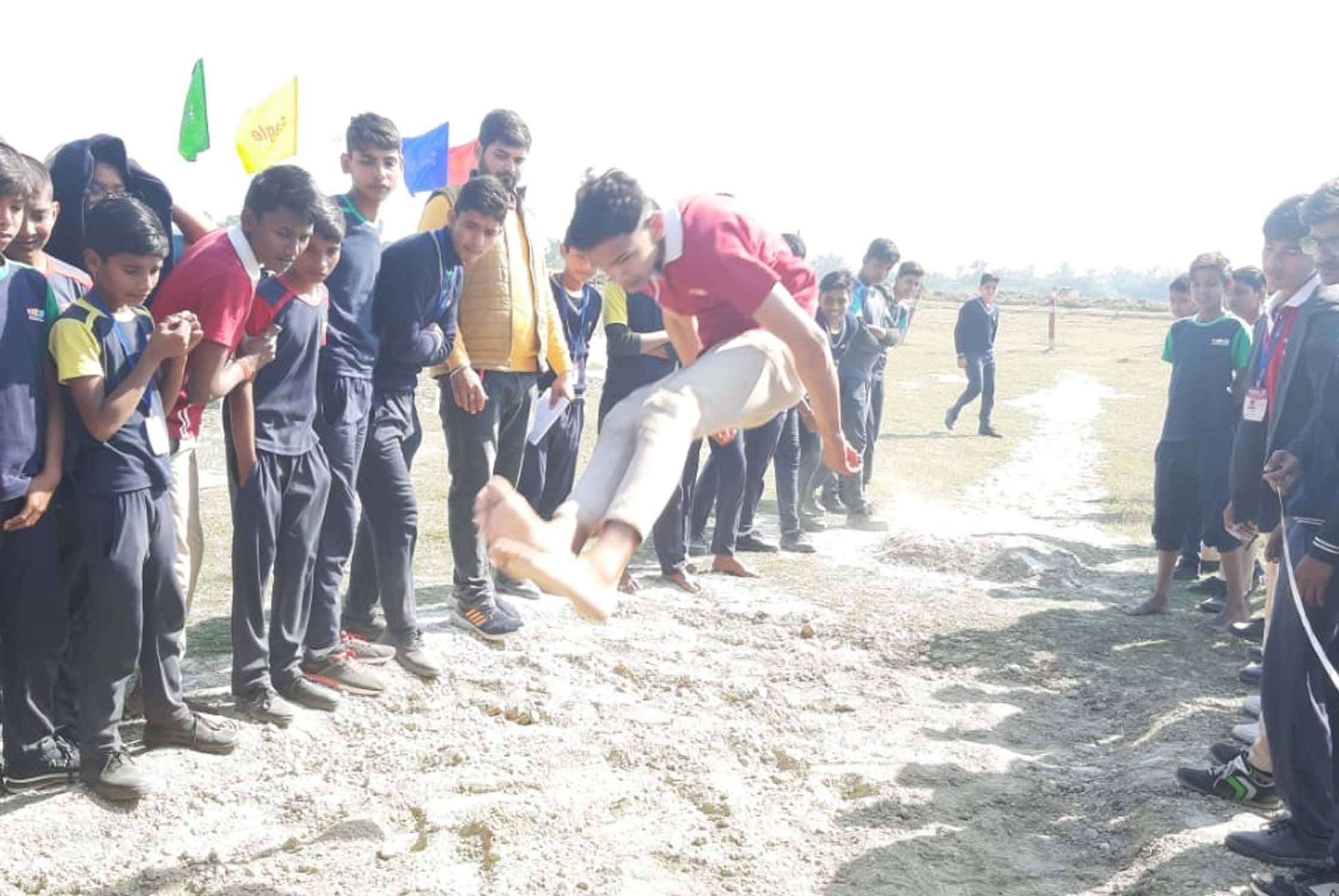 रॉयल इंटरनेशनल स्कूल शाहपुर नारायणपुर में आयोजित वार्षिक खेलकूद में लम्बी कूद में प्रतिभाग करत? रॉयल इंटरनेशनल स्कूल शाहपुर नारायणपुर में आयोजित वार्षिक खेलकूद में लम्बी कूद में प्रतिभाग करत?