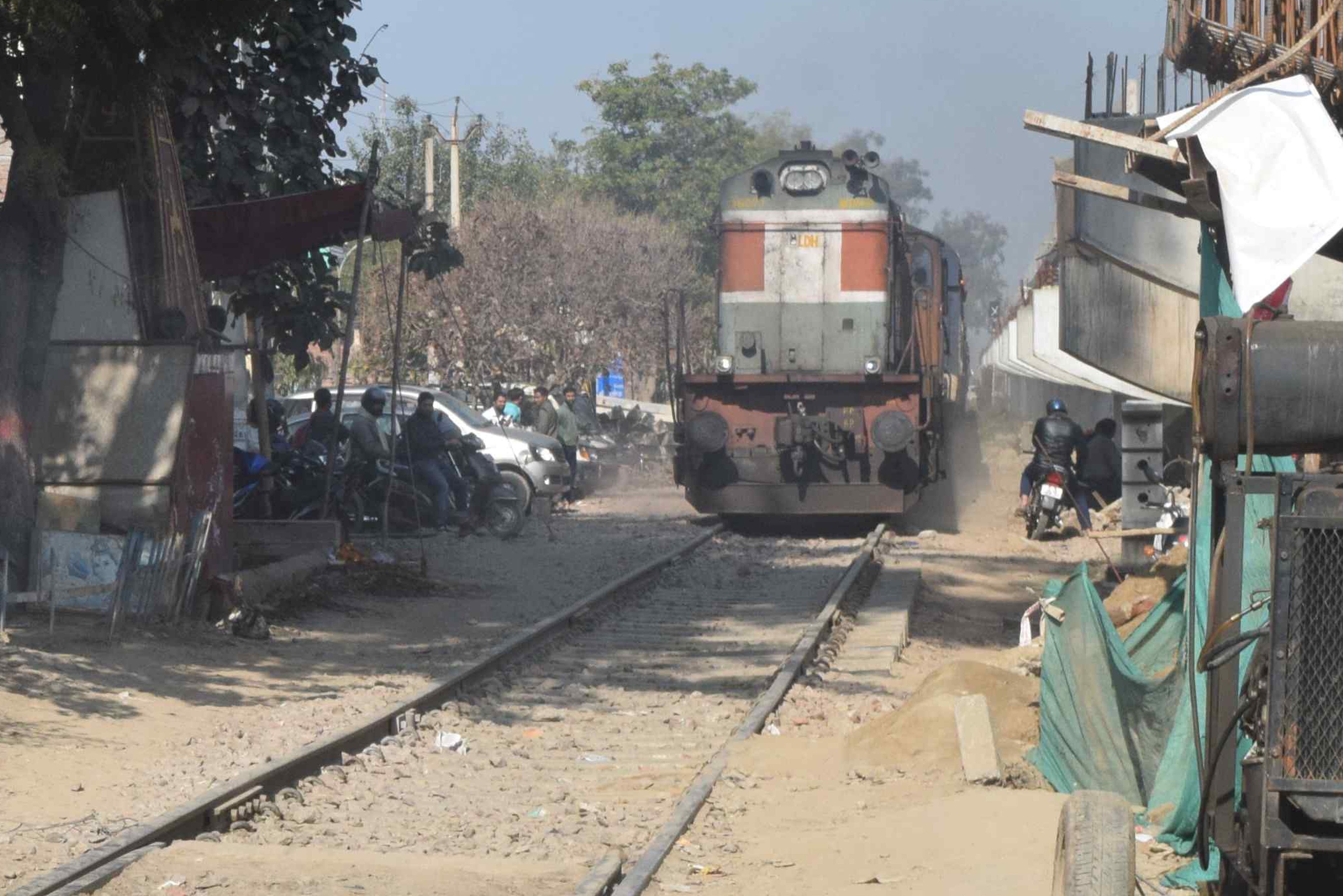 रेलवे ट्रैक क्रास करने का प्रयास करने वाले बाइक सवारों ने जब तेज रफ्तार से पैसेंजर आती देखी तो कि? रेलवे ट्रैक क्रास करने का प्रयास करने वाले बाइक सवारों ने जब तेज रफ्तार से पैसेंजर आती देखी तो कि?