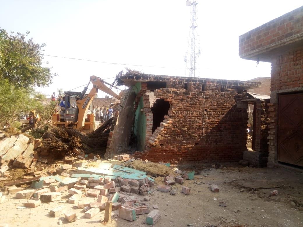 जालौन में तालाब पर बने मकान को तोड़ती जेसीबी मशीन जालौन में तालाब पर बने मकान को तोड़ती जेसीबी मशीन