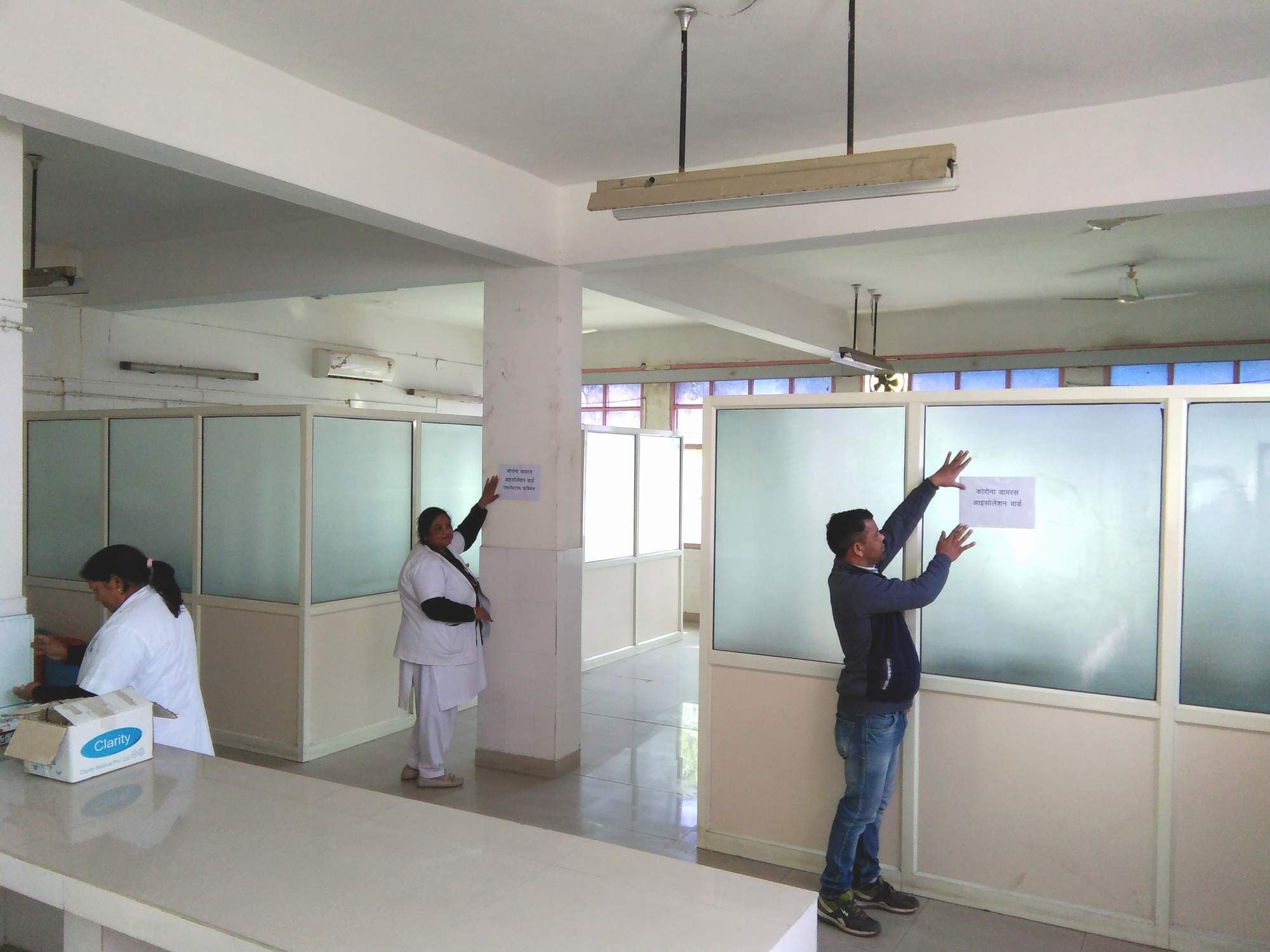 राजकीय चिकित्सालय में कोरोना वायरस के लिए आइसोलेशन वार्ड तैयार करते कर्मचारी। राजकीय चिकित्सालय में कोरोना वायरस के लिए आइसोलेशन वार्ड तैयार करते कर्मचारी।