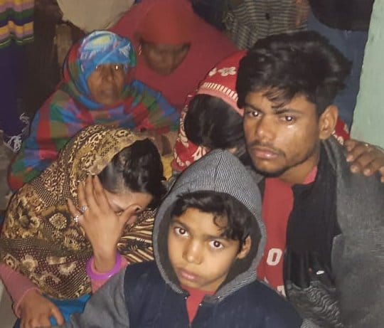 कांधला के मौहल्ला रायजादागान में विलाप करते मृतक के परिजन कांधला के मौहल्ला रायजादागान में विलाप करते मृतक के परिजन