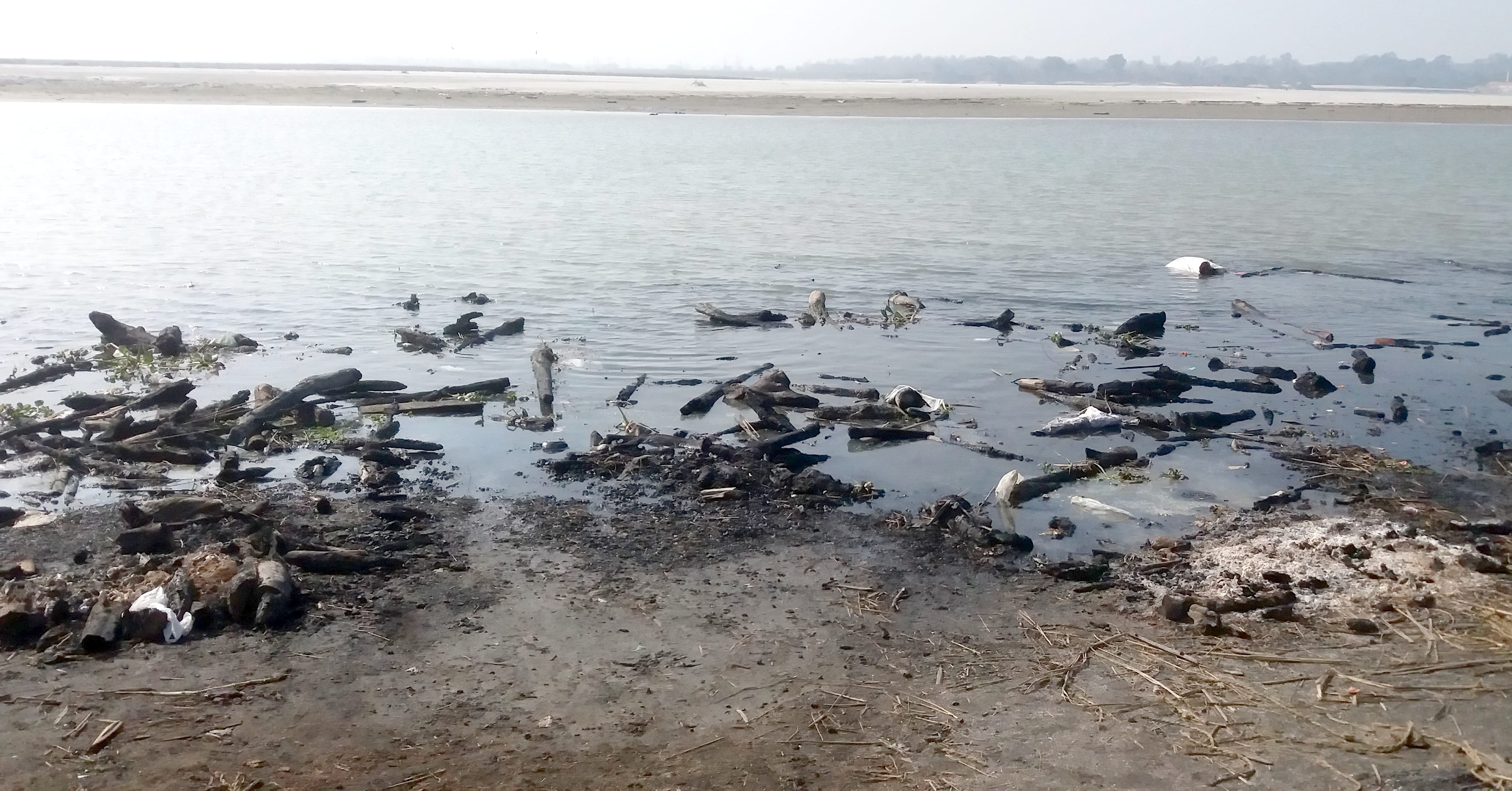 बिजनौर में बैराज पर शमशान घाट के पास गंगा में पड़ी गंदगी। बिजनौर में बैराज पर शमशान घाट के पास गंगा में पड़ी गंदगी।