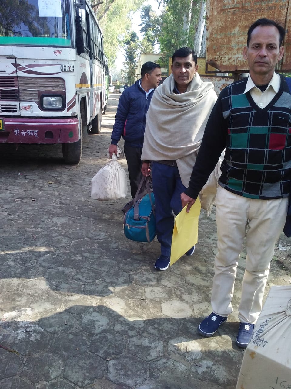 ुजफ्फराबाद ब्लाक मुख्यालय से मतदान केंद्र के लिए रवाना होती पोलिंग पार्टी ुजफ्फराबाद ब्लाक मुख्यालय से मतदान केंद्र के लिए रवाना होती पोलिंग पार्टी