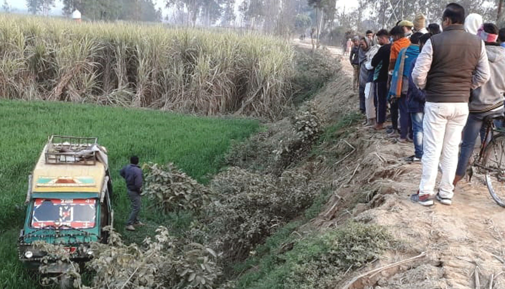 देवबंद मंगलौर मार्ग पर अनियंत्रित होकर सड़क किनारे खेतों में पलटा टैंपू देवबंद मंगलौर मार्ग पर अनियंत्रित होकर सड़क किनारे खेतों में पलटा टैंपू