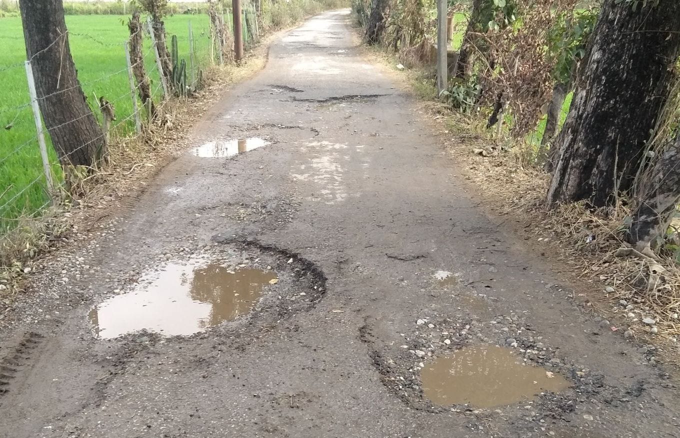 बनबसा के फागपुर का खस्ताहाल प्रमुख संपर्क मार्ग।